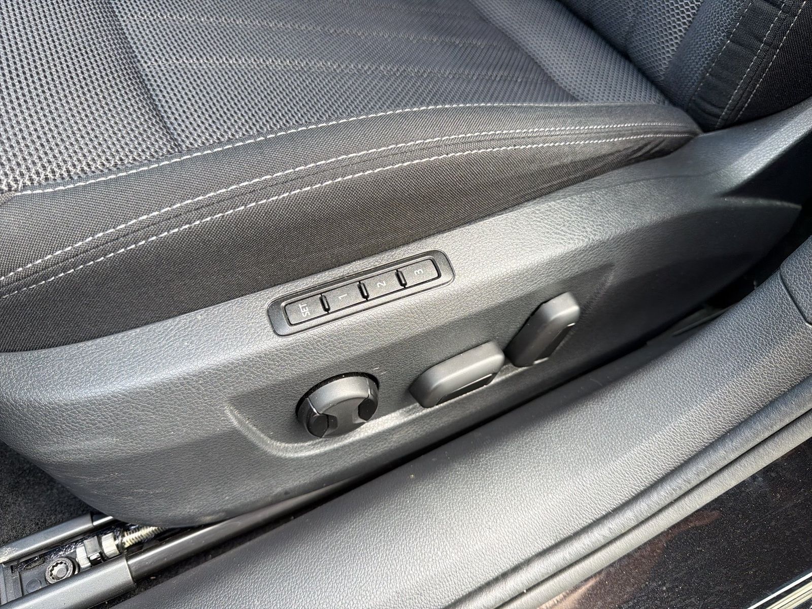 Fahrzeugabbildung SKODA Superb Combi Style 2.0l TDI 110kW 7-Gang-DSG AHK - mit KI generiert/bearbeitet