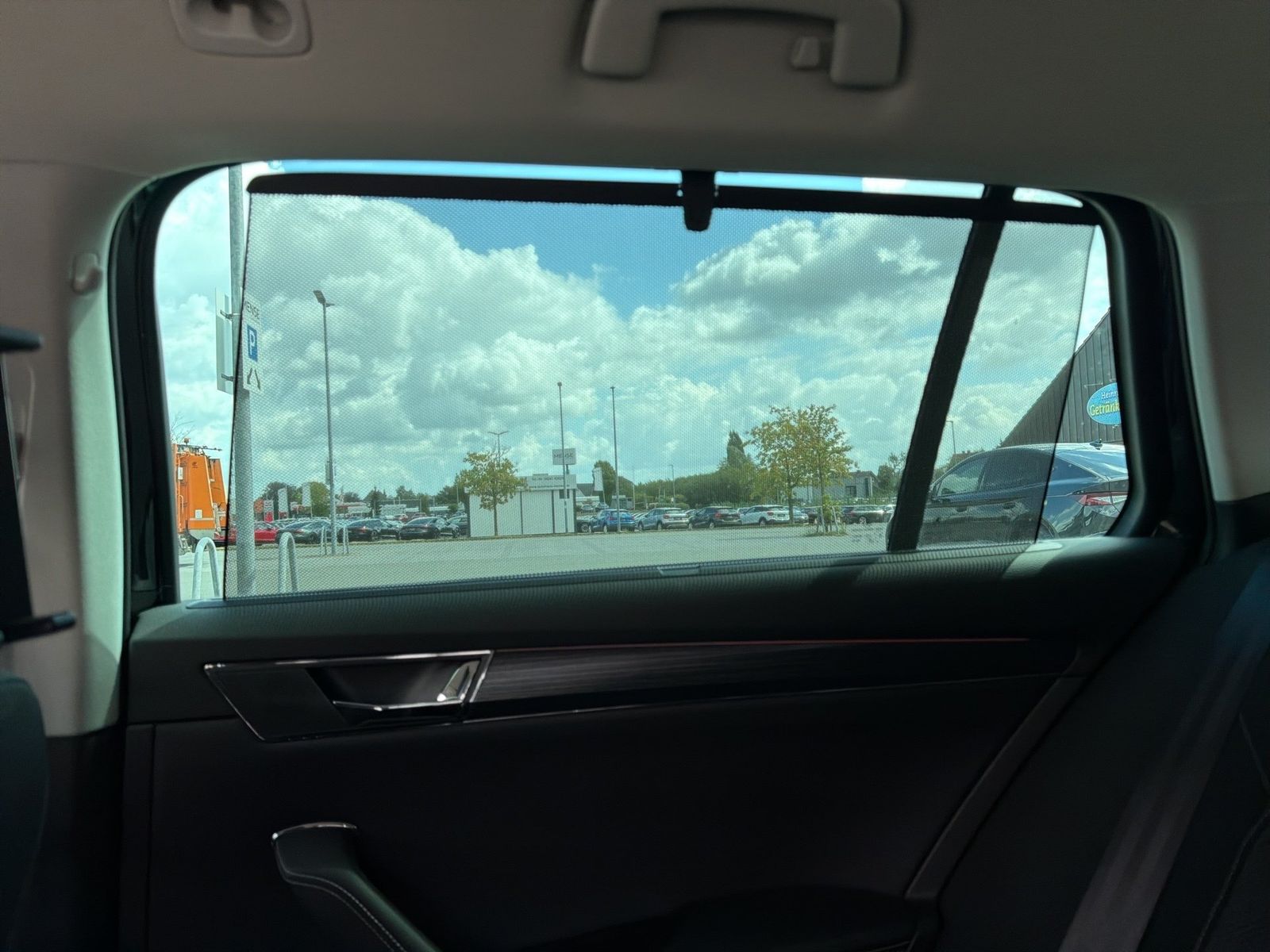 Fahrzeugabbildung SKODA Superb Combi Style 2.0l TDI 110kW 7-Gang-DSG AHK - mit KI generiert/bearbeitet