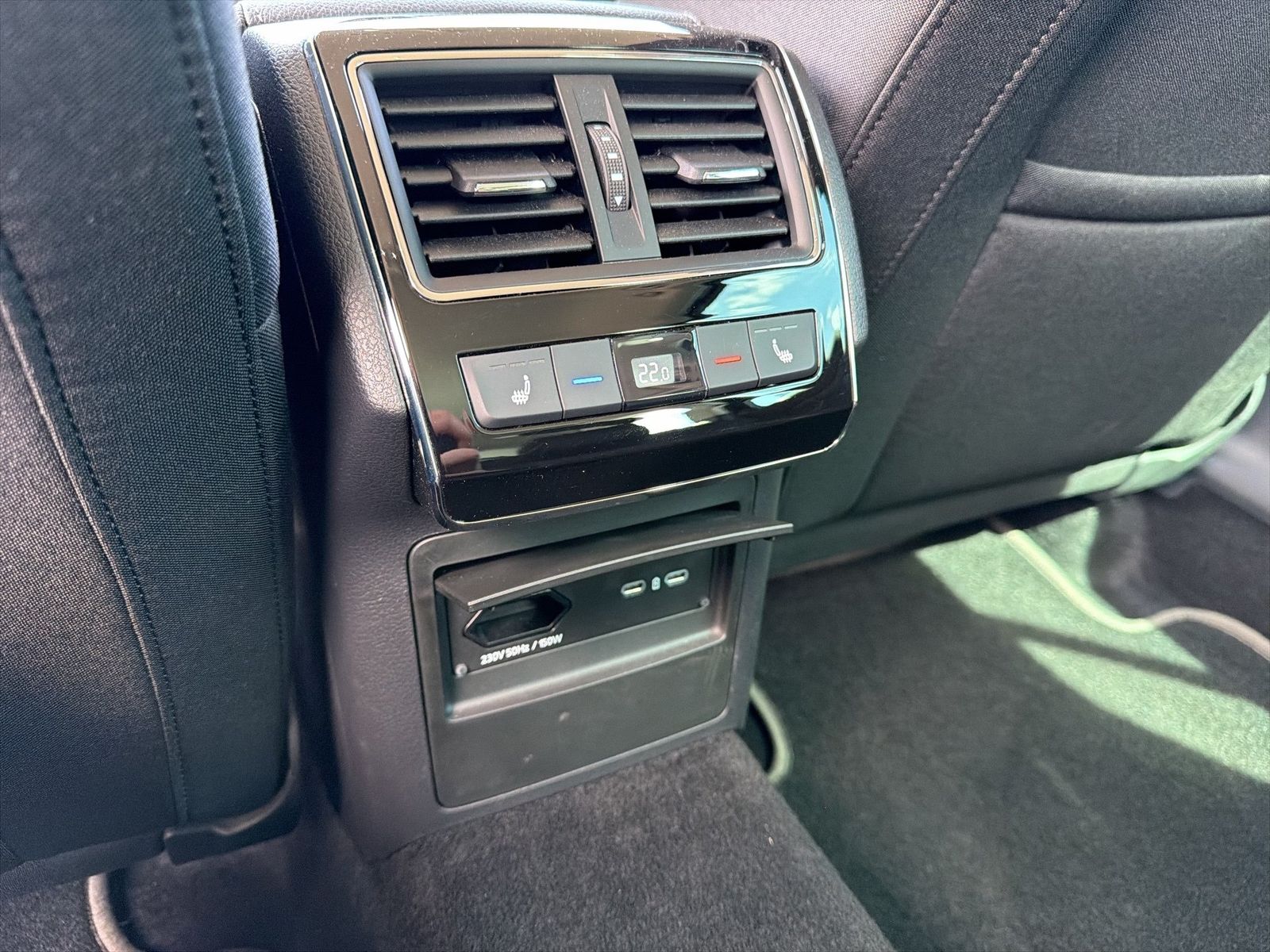 Fahrzeugabbildung SKODA Superb Combi Style 2.0l TDI 110kW 7-Gang-DSG AHK - mit KI generiert/bearbeitet