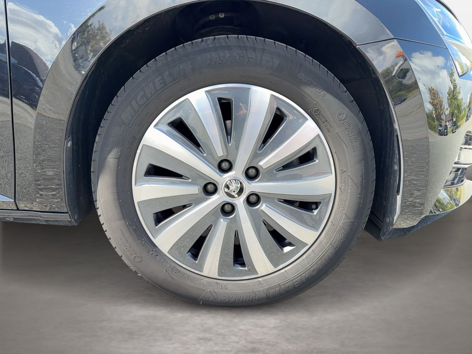Fahrzeugabbildung SKODA Superb Combi Style 2.0l TDI 110kW 7-Gang-DSG AHK - mit KI generiert/bearbeitet