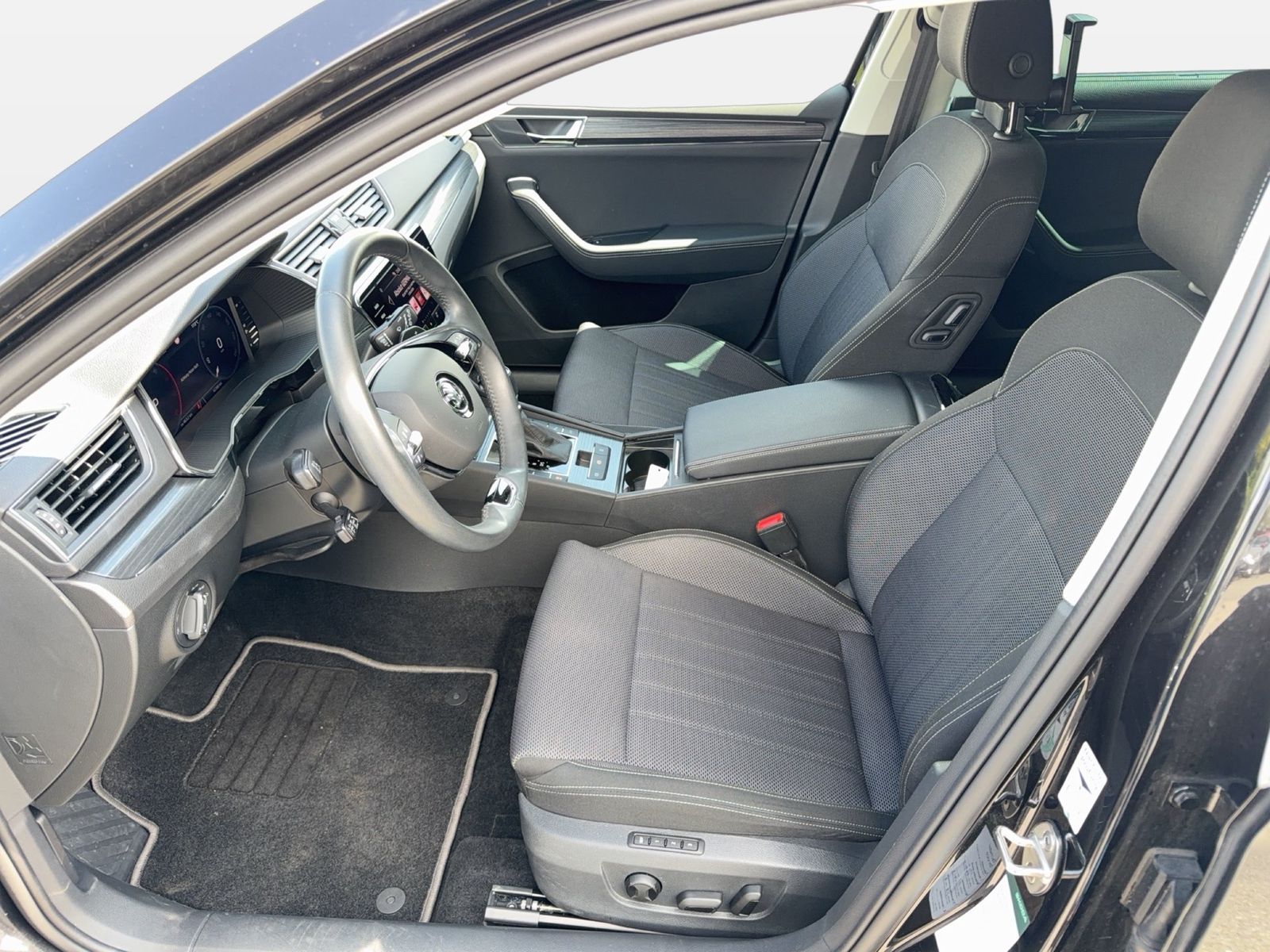 Fahrzeugabbildung SKODA Superb Combi Style 2.0l TDI 110kW 7-Gang-DSG AHK - mit KI generiert/bearbeitet