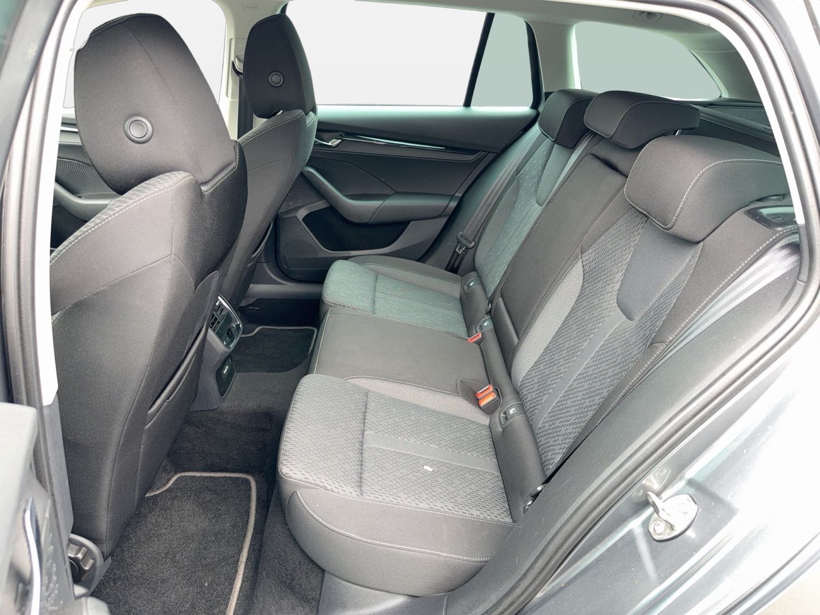 Fahrzeug autohaus mense Fahrzeugabbildung SKODA Octavia Combi Ambition 2.0l TDI 85kW 7-Gang-DSG - mit KI generiert/bearbeitet