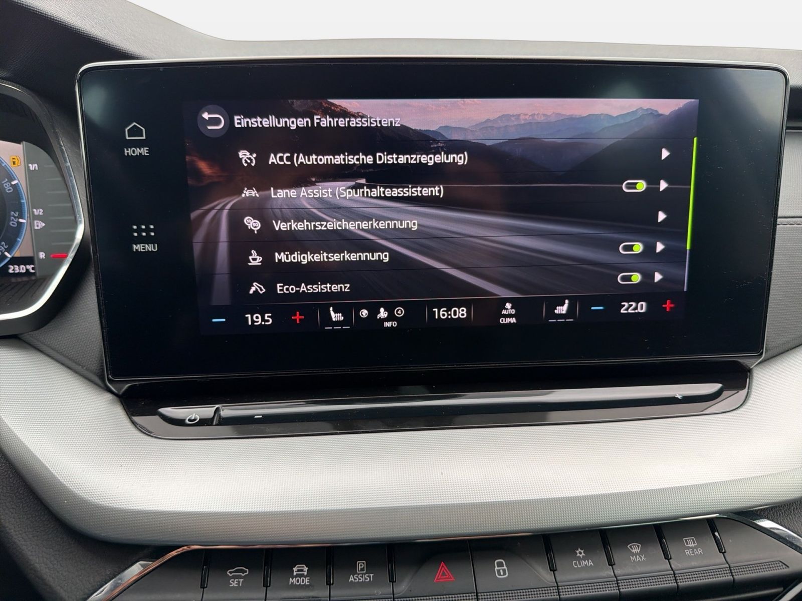 Fahrzeug autohaus mense Fahrzeugabbildung SKODA Octavia Combi Ambition 2.0l TDI 85kW 7-Gang-DSG - mit KI generiert/bearbeitet