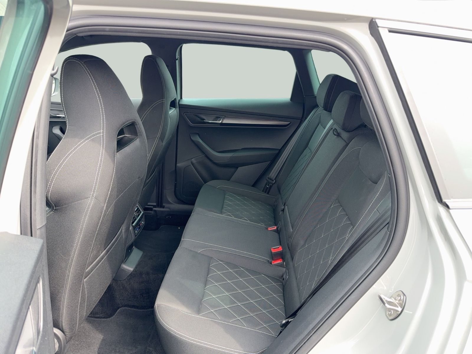 Fahrzeugabbildung SKODA Karoq Sportline 2.0l TSI 140kW 7-Gang-DSG 4x4 Ma - mit KI generiert/bearbeitet