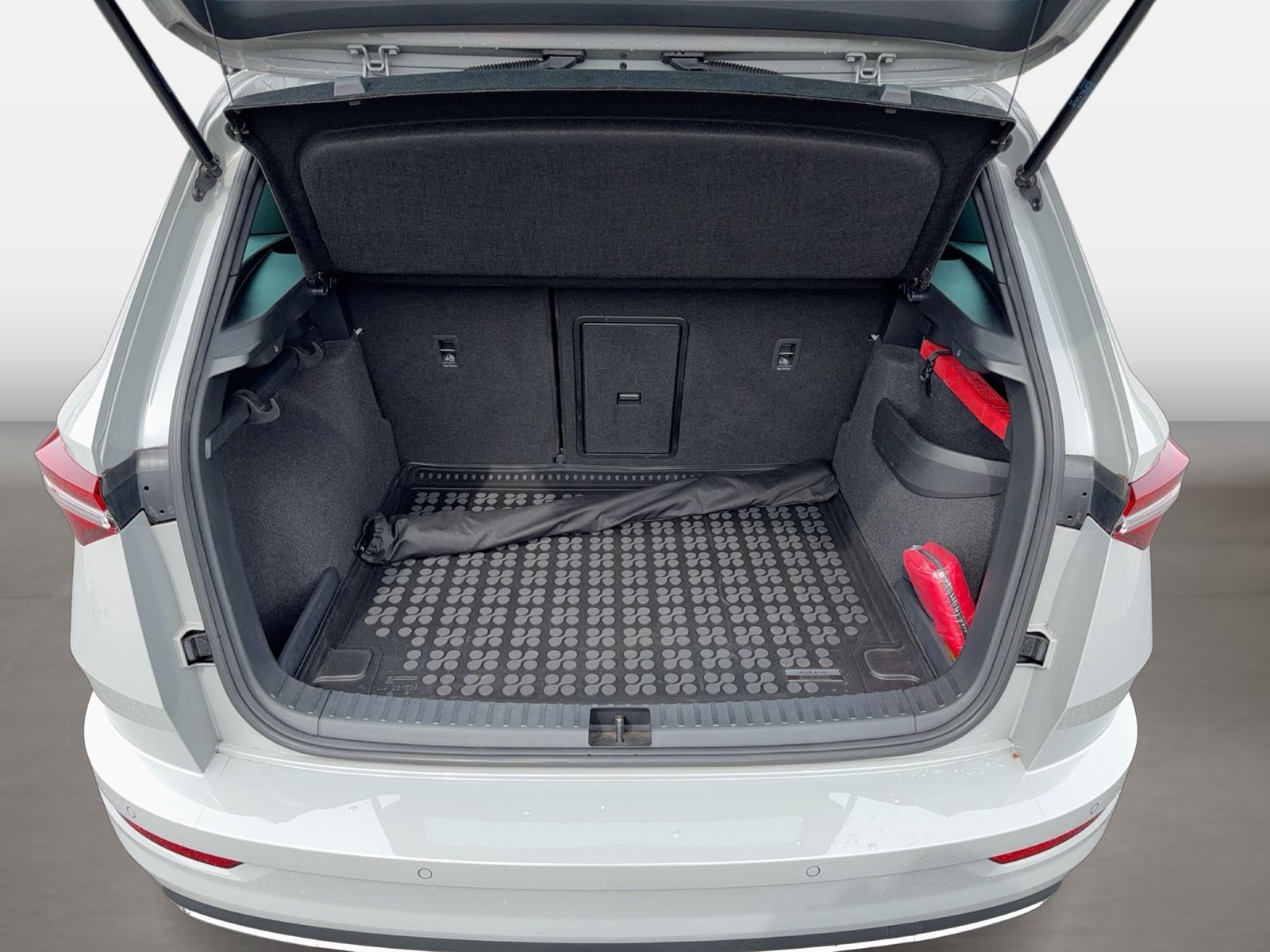 Fahrzeugabbildung SKODA Karoq Sportline 2.0l TSI 140kW 7-Gang-DSG 4x4 Ma - mit KI generiert/bearbeitet