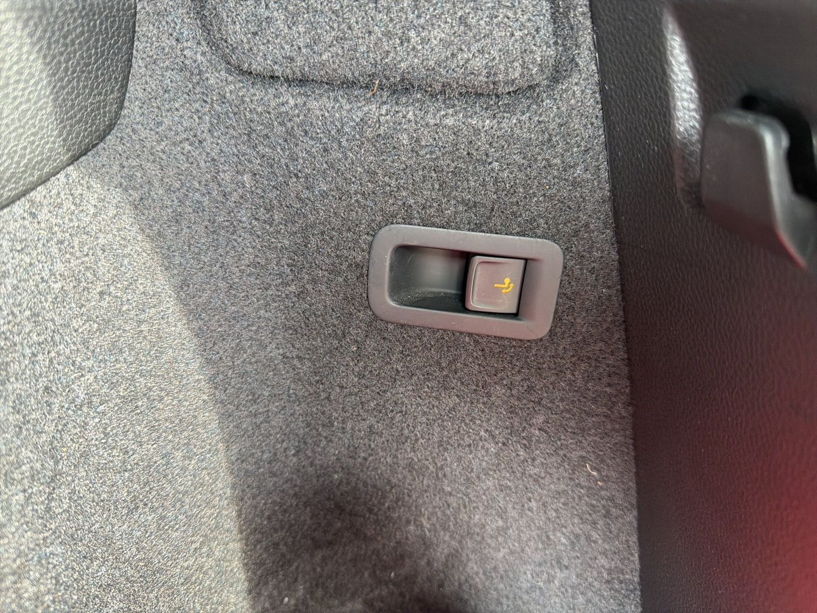Fahrzeugabbildung SKODA Karoq Sportline 2.0l TSI 140kW 7-Gang-DSG 4x4 Ma - mit KI generiert/bearbeitet