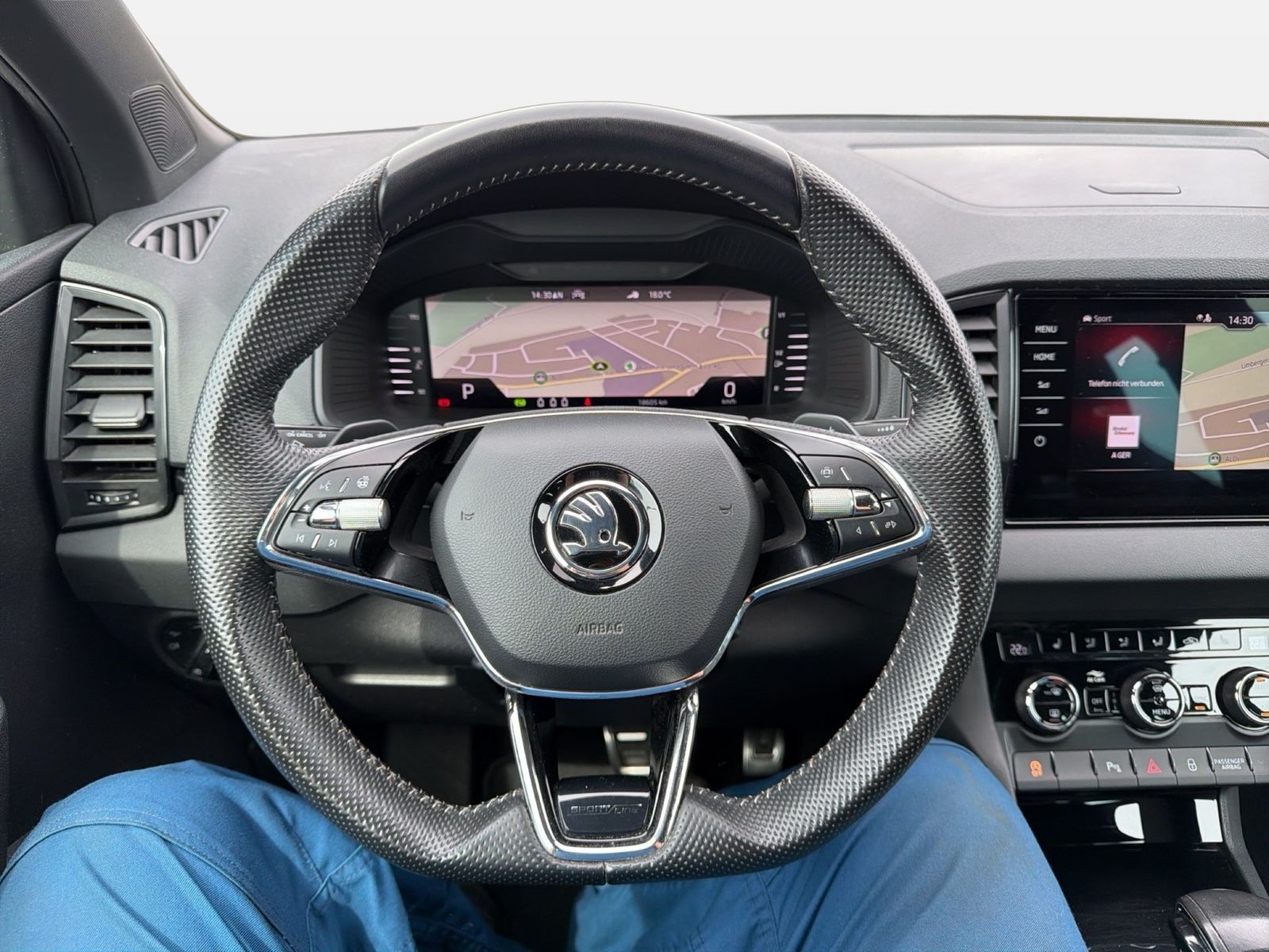 Fahrzeugabbildung SKODA Karoq Sportline 2.0l TSI 140kW 7-Gang-DSG 4x4 Ma - mit KI generiert/bearbeitet