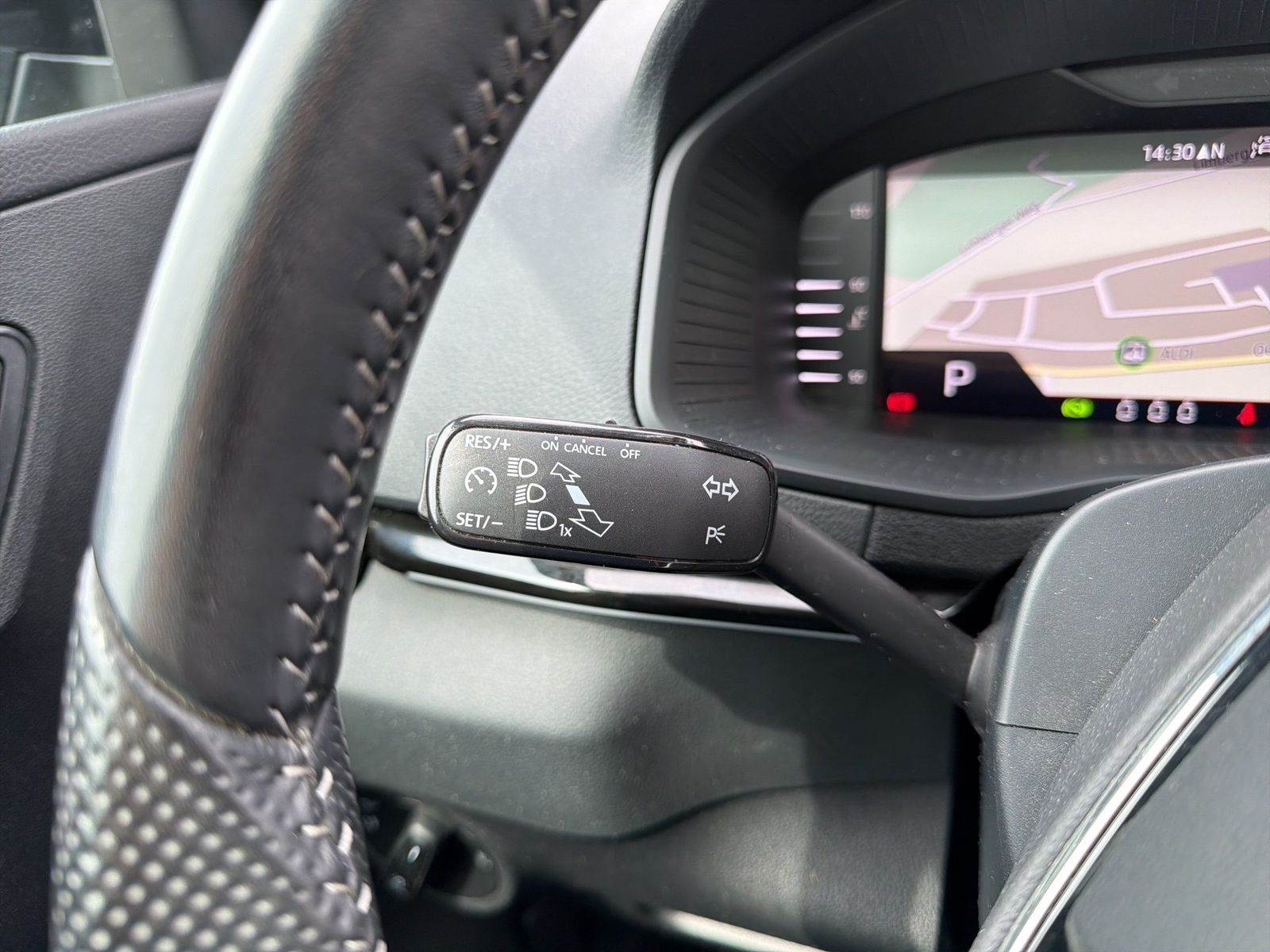 Fahrzeugabbildung SKODA Karoq Sportline 2.0l TSI 140kW 7-Gang-DSG 4x4 Ma - mit KI generiert/bearbeitet