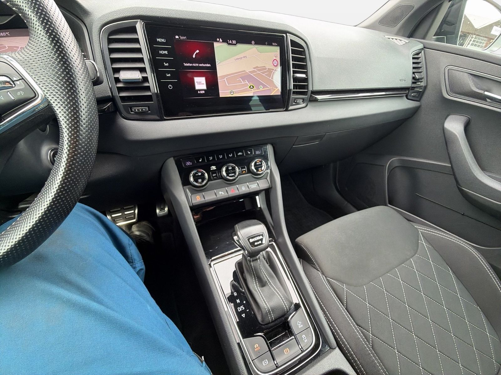 Fahrzeugabbildung SKODA Karoq Sportline 2.0l TSI 140kW 7-Gang-DSG 4x4 Ma - mit KI generiert/bearbeitet