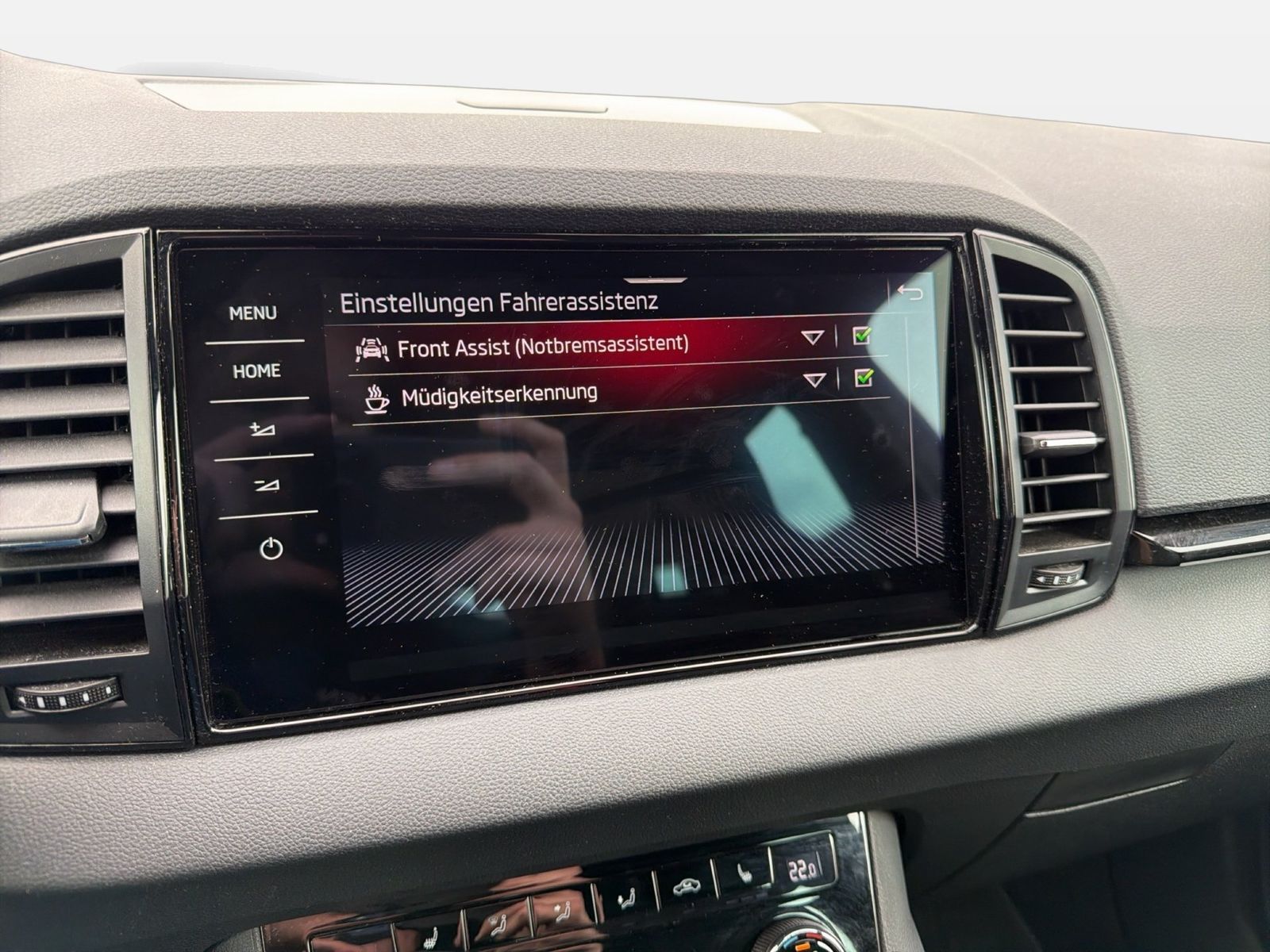 Fahrzeugabbildung SKODA Karoq Sportline 2.0l TSI 140kW 7-Gang-DSG 4x4 Ma - mit KI generiert/bearbeitet