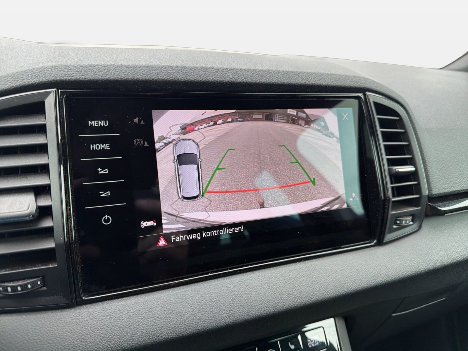 Fahrzeugabbildung SKODA Karoq Sportline 2.0l TSI 140kW 7-Gang-DSG 4x4 Ma - mit KI generiert/bearbeitet