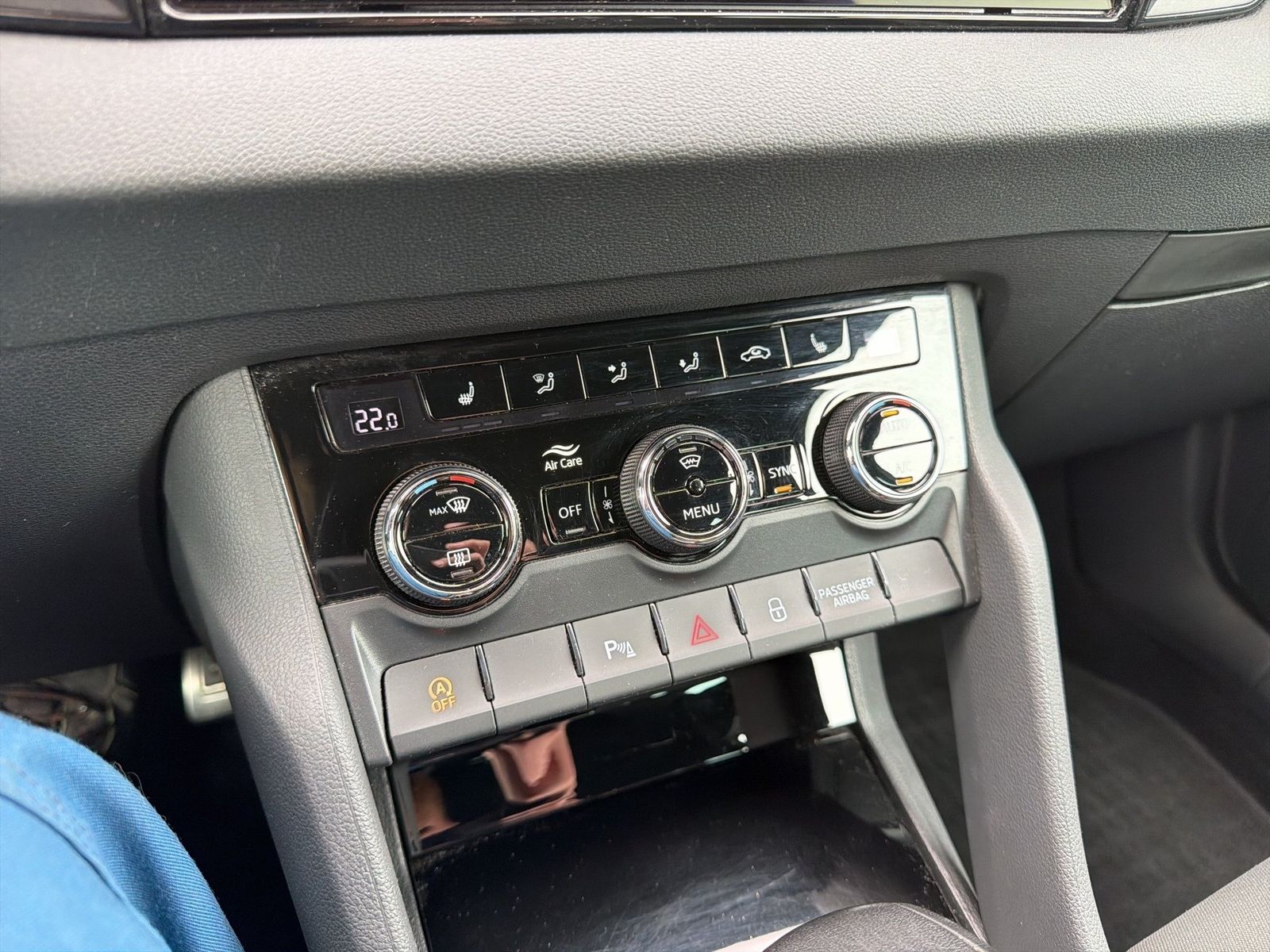Fahrzeugabbildung SKODA Karoq Sportline 2.0l TSI 140kW 7-Gang-DSG 4x4 Ma - mit KI generiert/bearbeitet