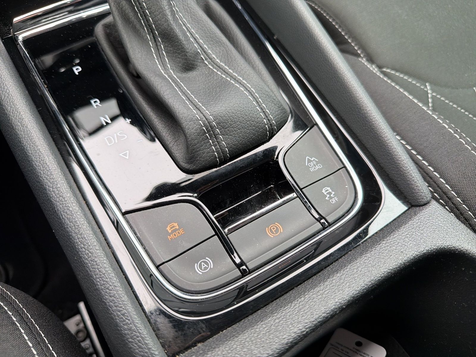Fahrzeugabbildung SKODA Karoq Sportline 2.0l TSI 140kW 7-Gang-DSG 4x4 Ma - mit KI generiert/bearbeitet