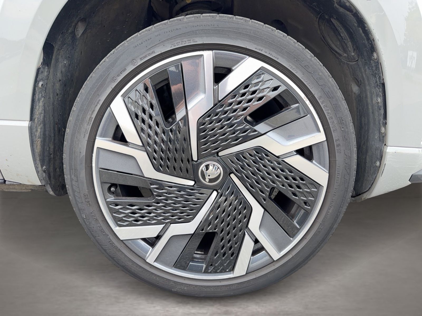 Fahrzeugabbildung SKODA Karoq Sportline 2.0l TSI 140kW 7-Gang-DSG 4x4 Ma - mit KI generiert/bearbeitet