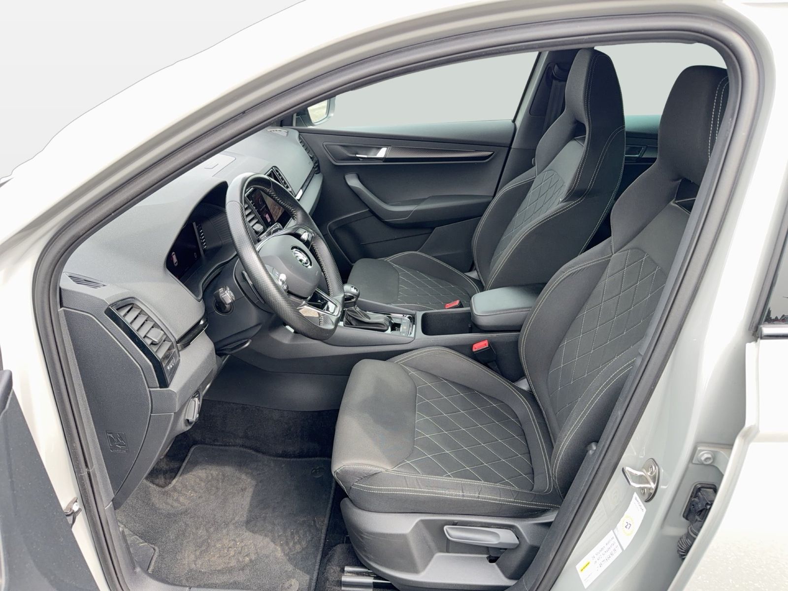 Fahrzeugabbildung SKODA Karoq Sportline 2.0l TSI 140kW 7-Gang-DSG 4x4 Ma - mit KI generiert/bearbeitet