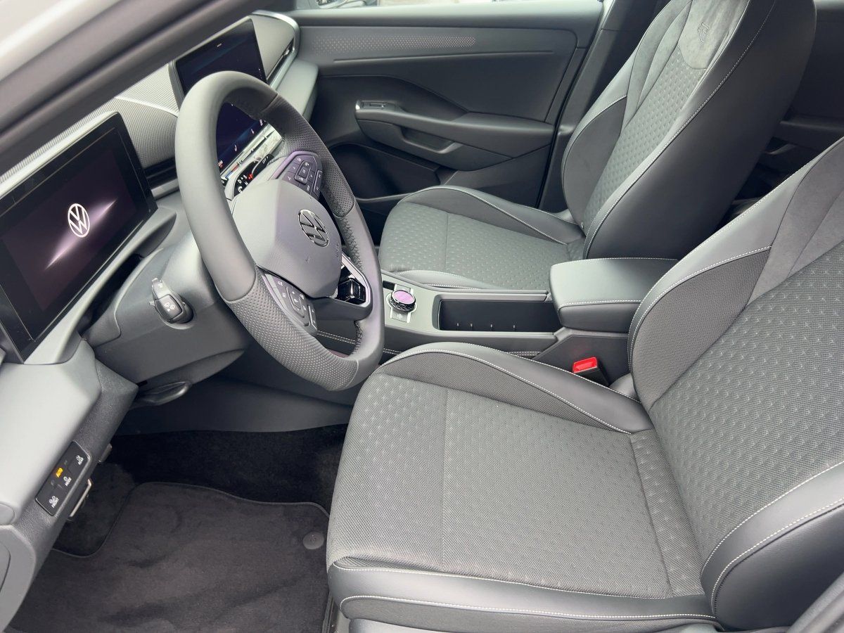 Fahrzeugabbildung Volkswagen T-Roc 1.5 eTSI DSG R-Line Nav BlackStyle HUD 360