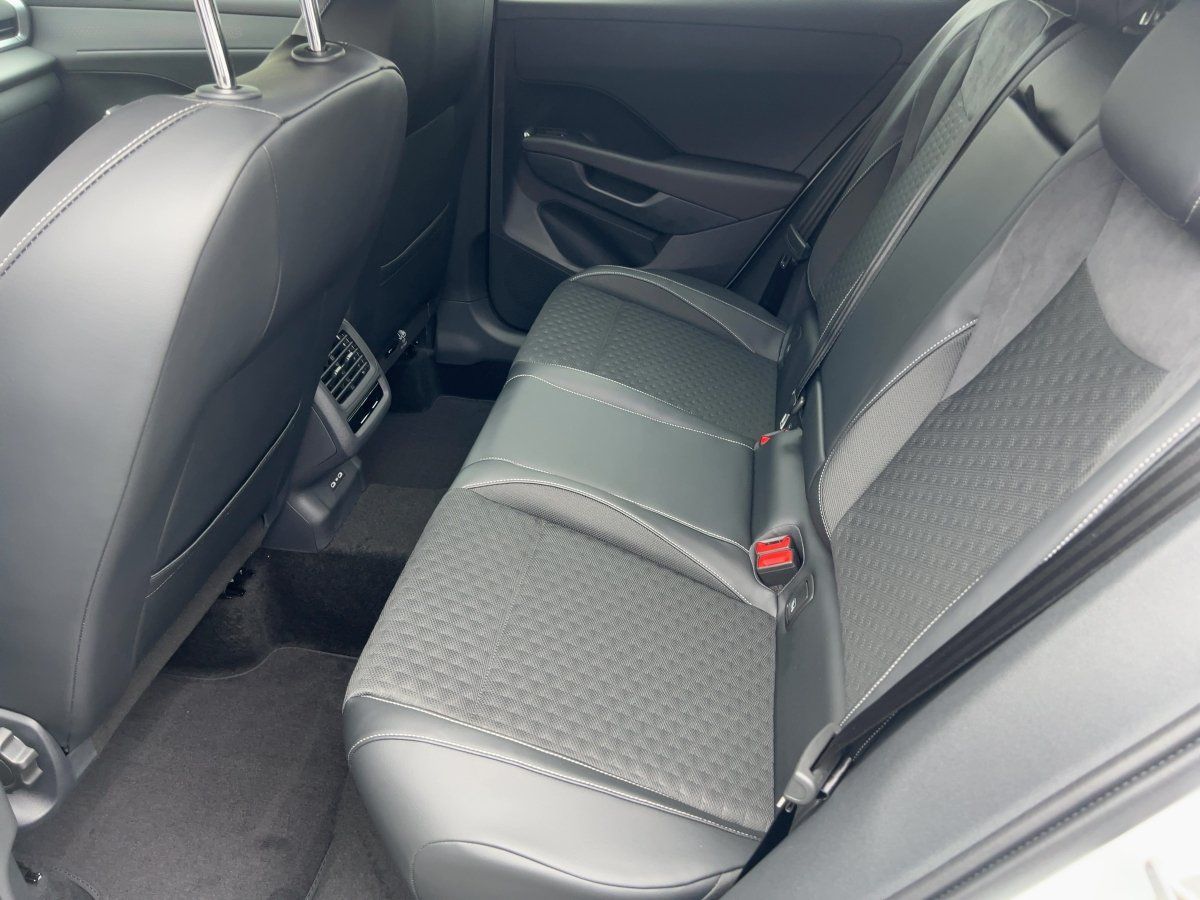 Fahrzeugabbildung Volkswagen T-Roc 1.5 eTSI DSG R-Line Nav BlackStyle HUD 360