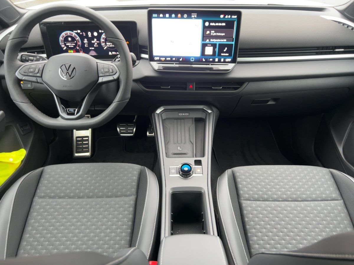 Fahrzeugabbildung Volkswagen T-Roc 1.5 eTSI DSG R-Line Nav BlackStyle HUD 360