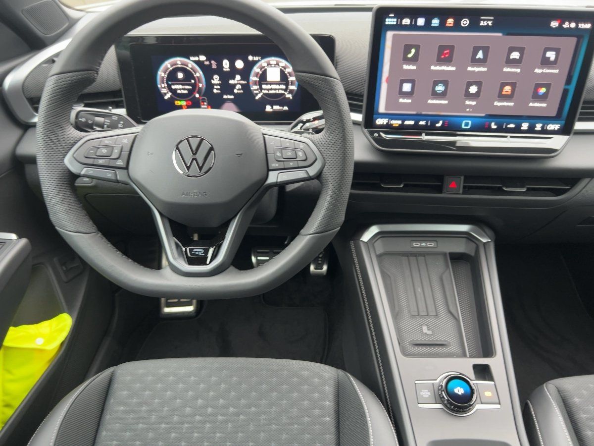 Fahrzeugabbildung Volkswagen T-Roc 1.5 eTSI DSG R-Line Nav BlackStyle HUD 360