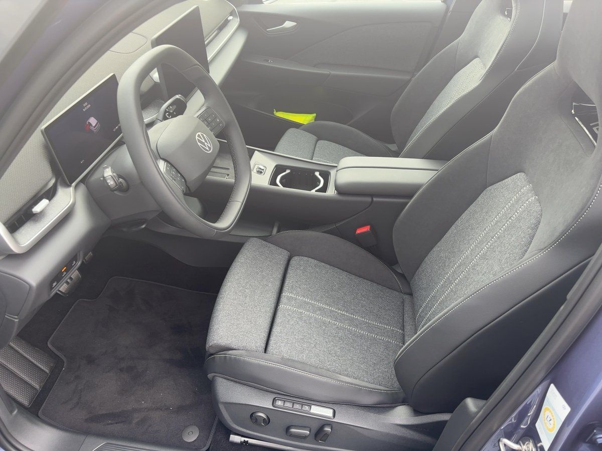 Fahrzeug autohaus mense Fahrzeugabbildung Volkswagen ID.3 Neo Style 58 kWh AHK Pano eSitze 360° Wärme - mit KI generiert/bearbeitet