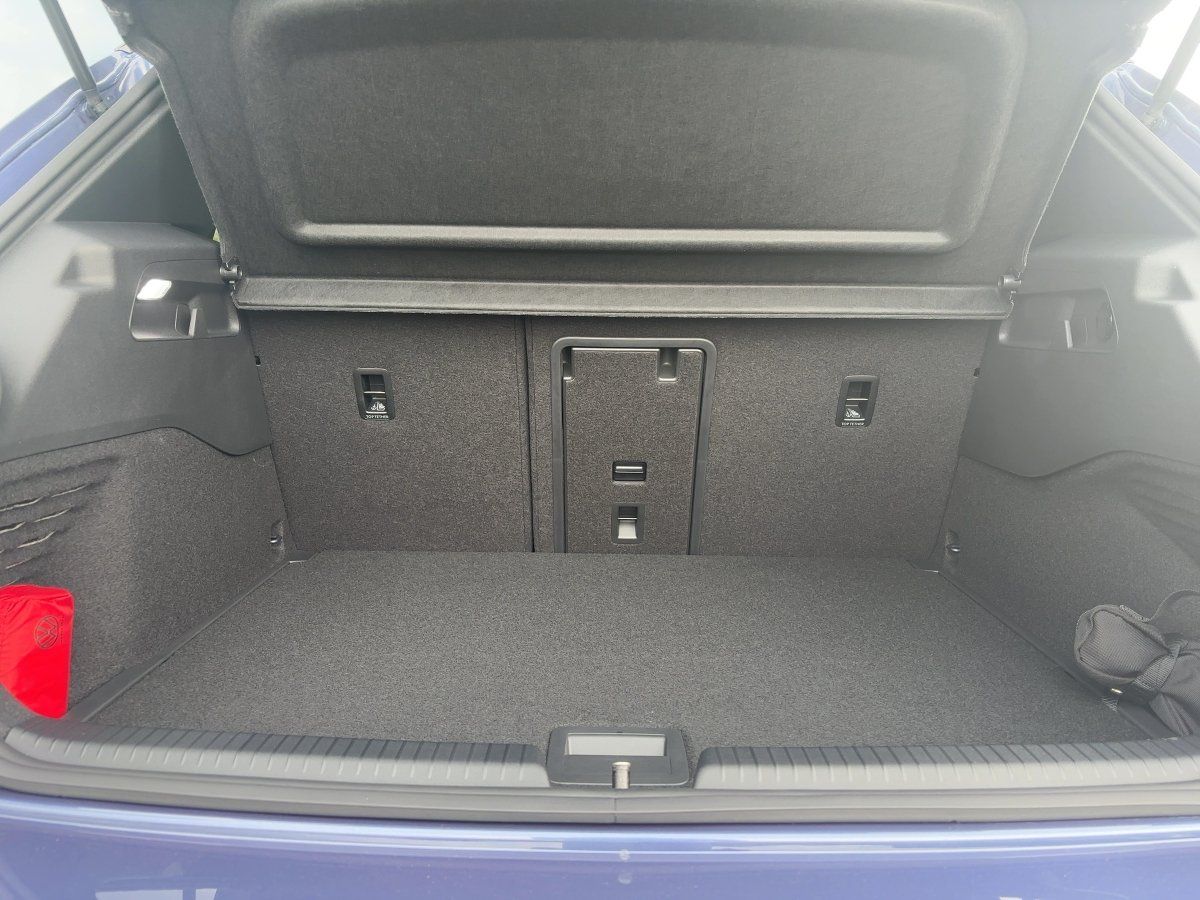 Fahrzeug autohaus mense Fahrzeugabbildung Volkswagen ID.3 Neo Style 58 kWh AHK Pano eSitze 360° Wärme - mit KI generiert/bearbeitet