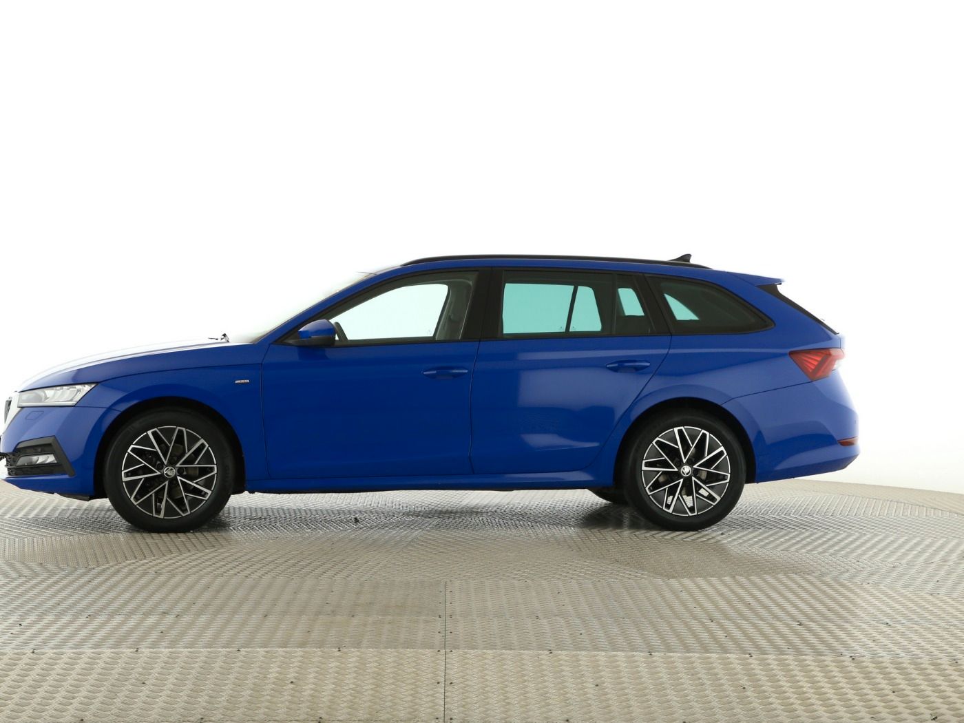 Fahrzeugabbildung SKODA Octavia Combi 2.0 TDI Clever AHK|4xSHZG|ACC|LED