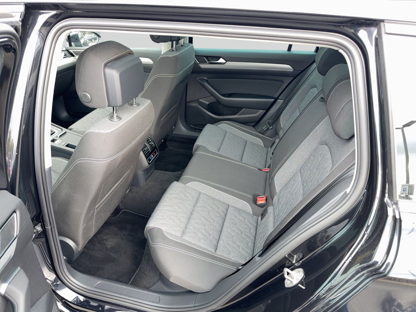Fahrzeugabbildung Volkswagen Passat Variant 2.0 TDI DSG Business IQ.Light SD - mit KI generiert/bearbeitet