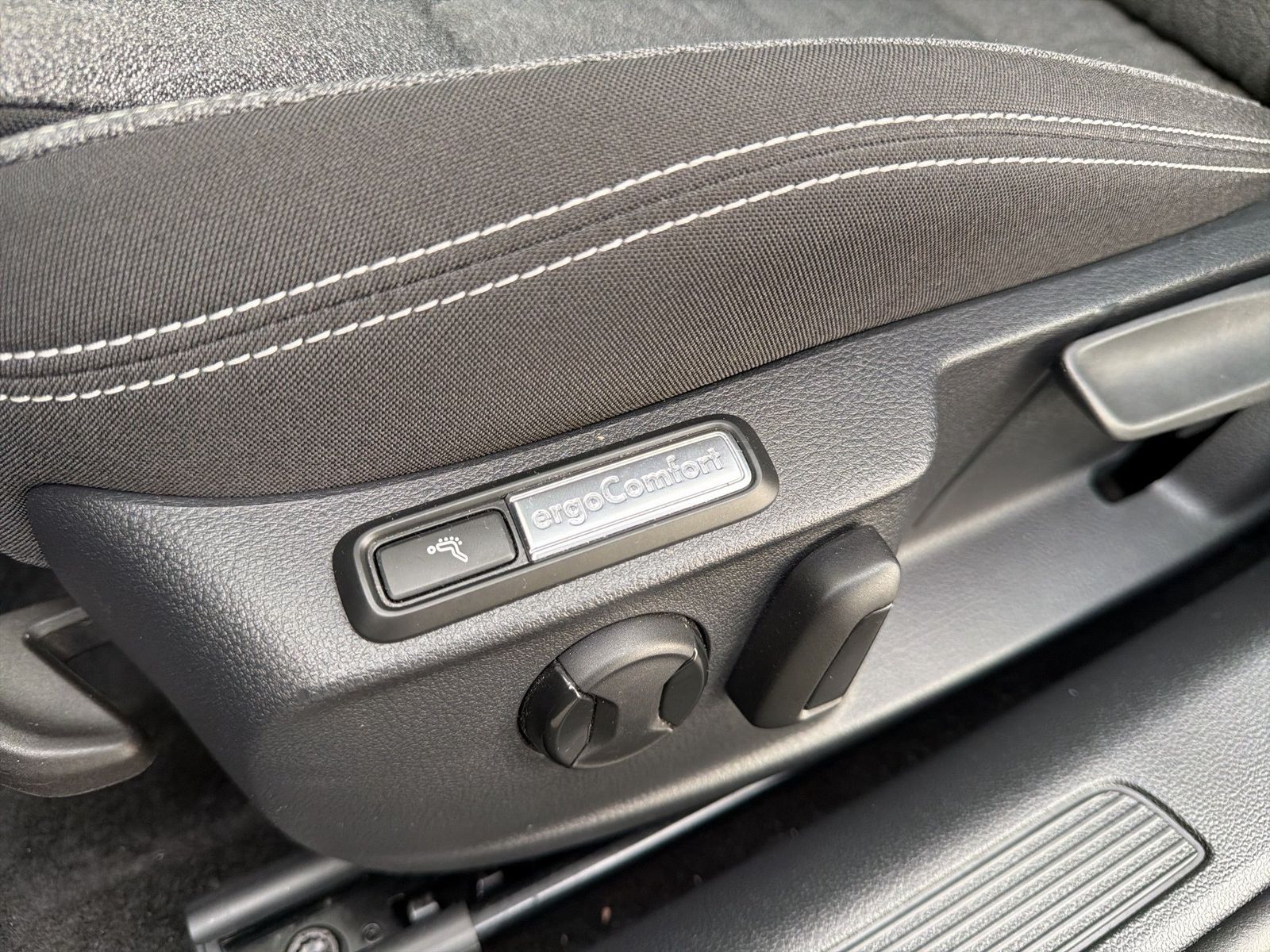 Fahrzeugabbildung Volkswagen Passat Variant 2.0 TDI DSG Business IQ.Light SD - mit KI generiert/bearbeitet