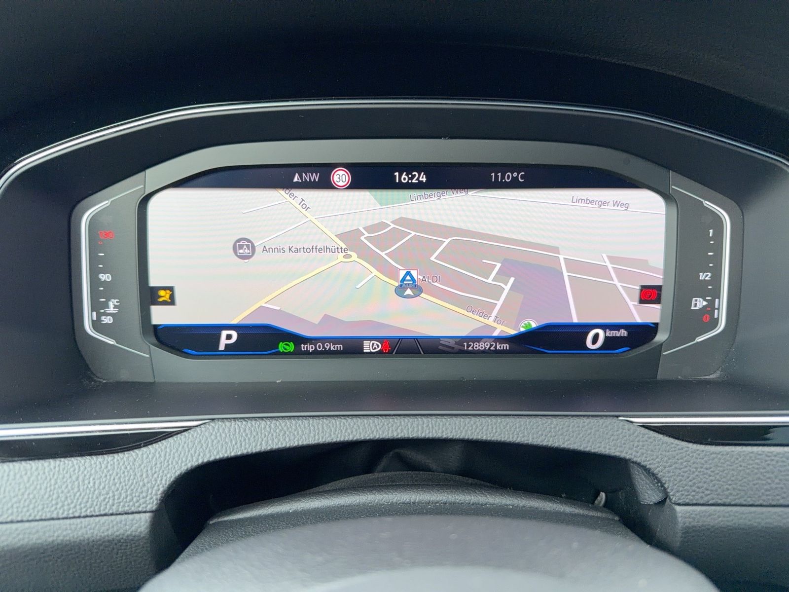 Fahrzeug autohaus mense Fahrzeugabbildung Volkswagen Passat Variant 2.0 TDI DSG Business IQ.Light SD - mit KI generiert/bearbeitet