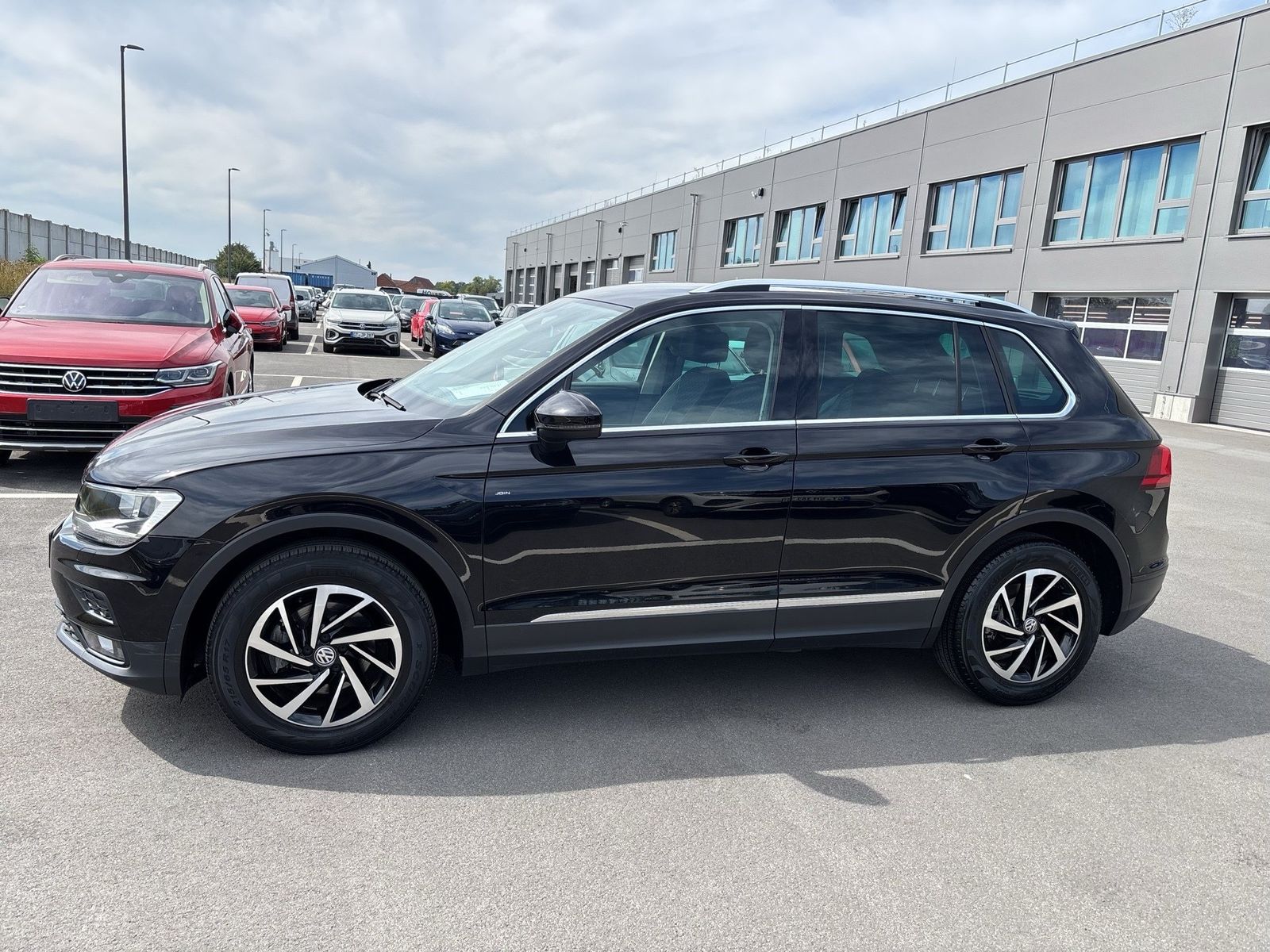 Fahrzeug autohaus mense Fahrzeugabbildung Volkswagen Tiguan 1.5 TSI DSG Join CarPlay AHK ACC Navi PDC - mit KI generiert/bearbeitet
