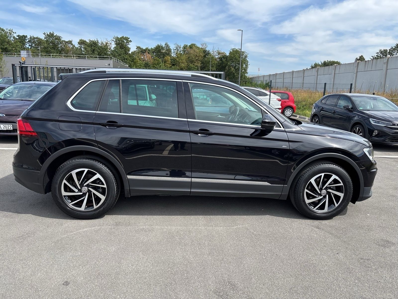 Fahrzeug autohaus mense Fahrzeugabbildung Volkswagen Tiguan 1.5 TSI DSG Join CarPlay AHK ACC Navi PDC - mit KI generiert/bearbeitet