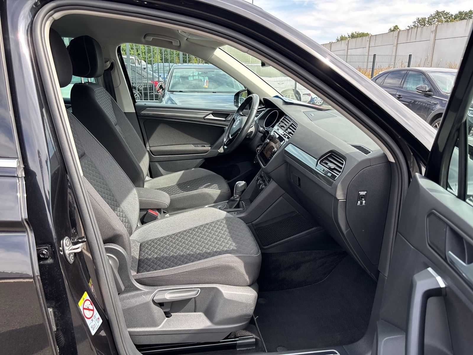 Fahrzeug autohaus mense Fahrzeugabbildung Volkswagen Tiguan 1.5 TSI DSG Join CarPlay AHK ACC Navi PDC - mit KI generiert/bearbeitet