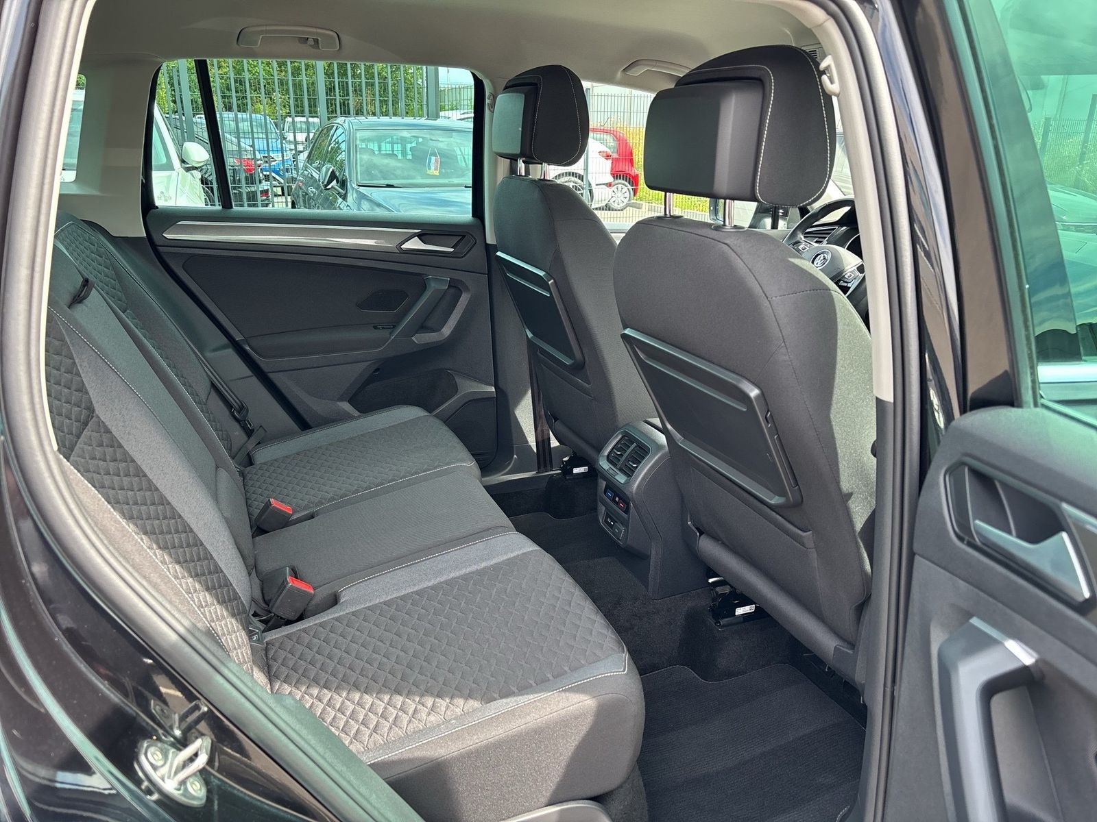 Fahrzeug autohaus mense Fahrzeugabbildung Volkswagen Tiguan 1.5 TSI DSG Join CarPlay AHK ACC Navi PDC - mit KI generiert/bearbeitet