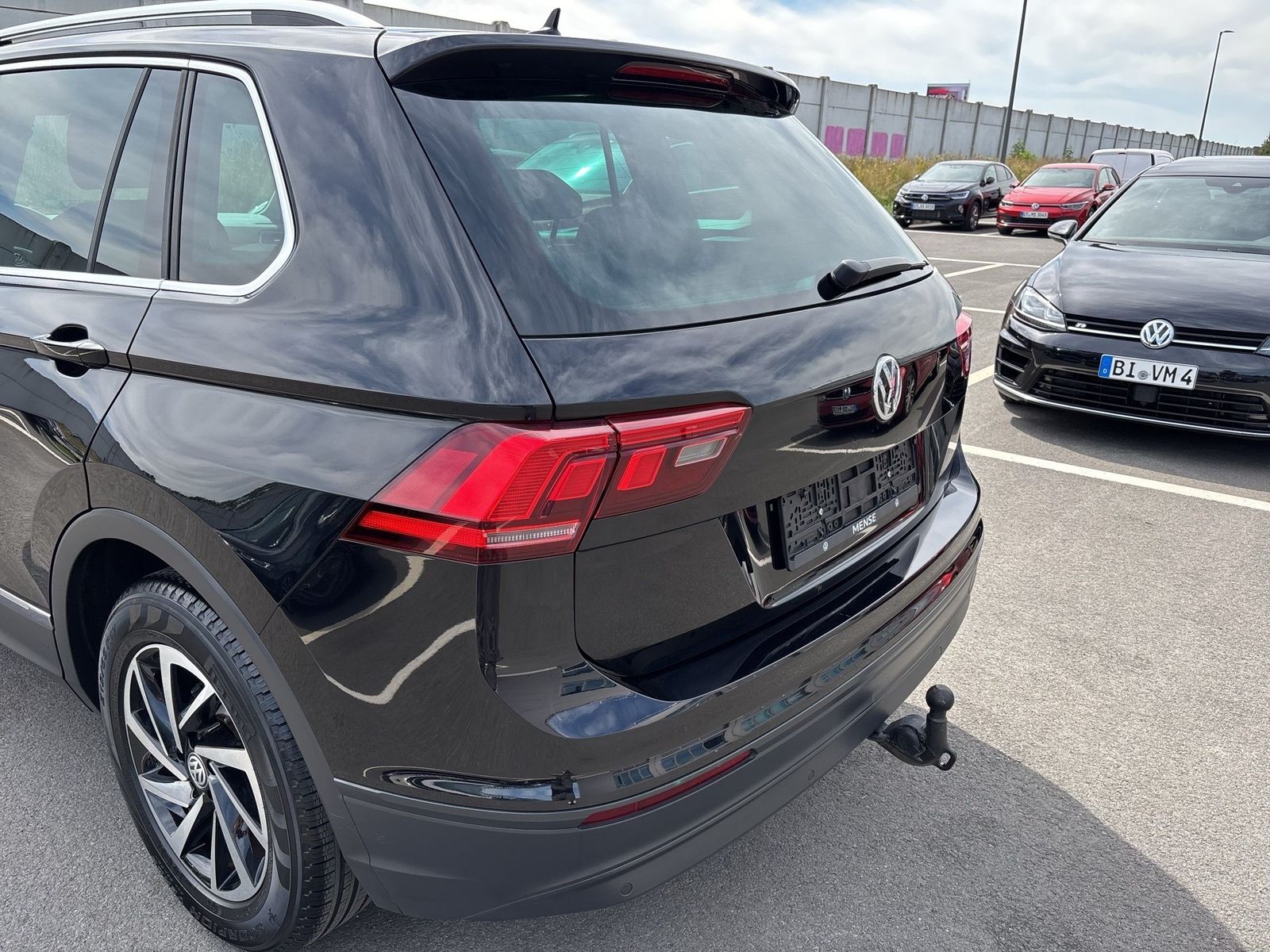 Fahrzeug autohaus mense Fahrzeugabbildung Volkswagen Tiguan 1.5 TSI DSG Join CarPlay AHK ACC Navi PDC - mit KI generiert/bearbeitet