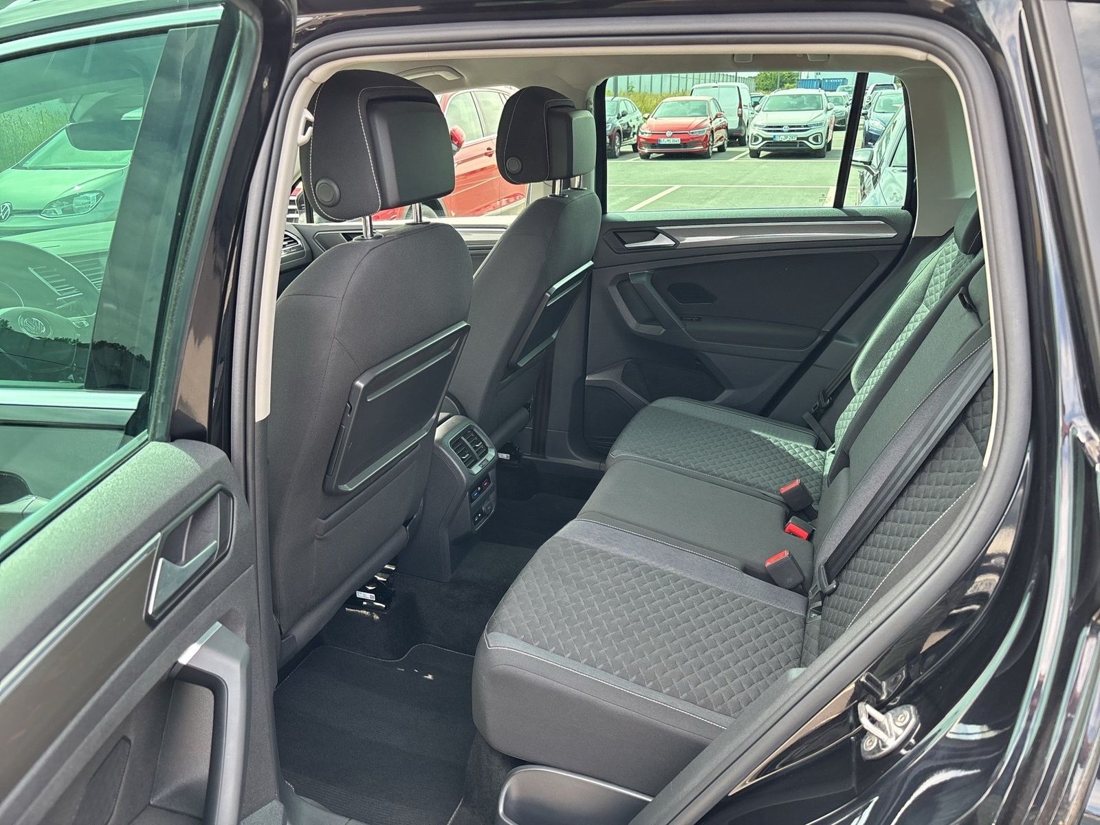 Fahrzeug autohaus mense Fahrzeugabbildung Volkswagen Tiguan 1.5 TSI DSG Join CarPlay AHK ACC Navi PDC - mit KI generiert/bearbeitet
