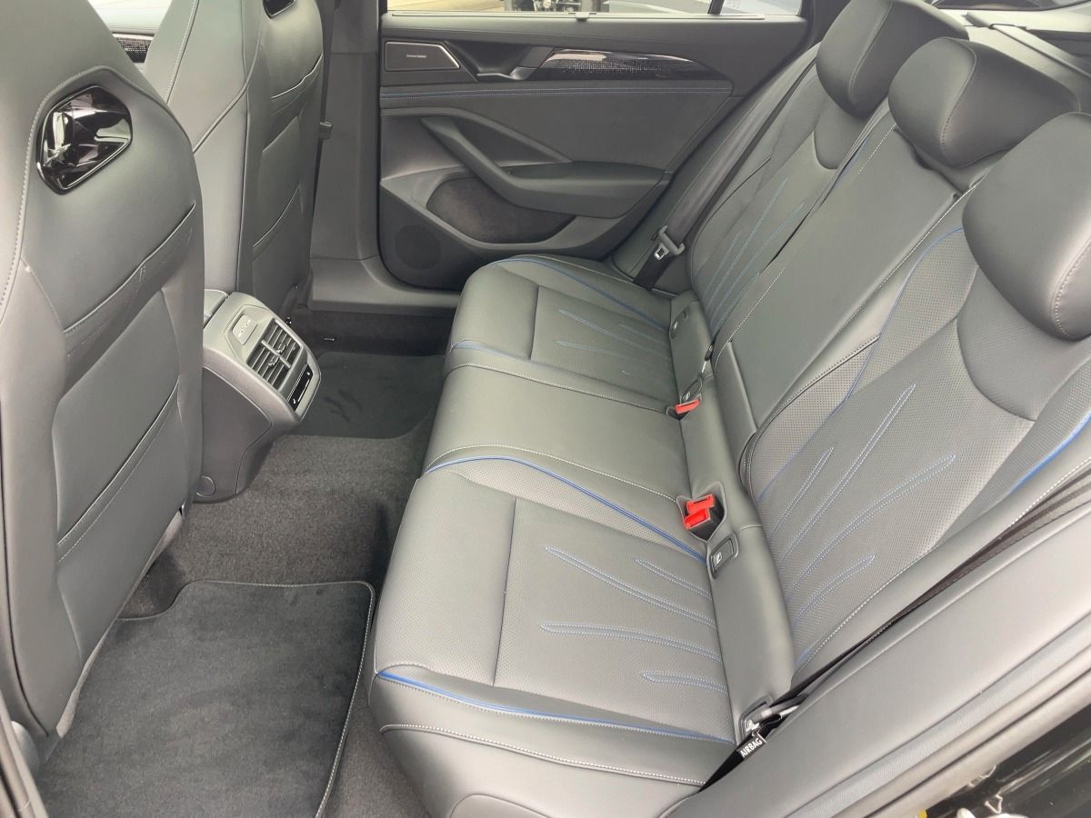 Fahrzeug autohaus mense Fahrzeugabbildung Volkswagen Passat R-Line 2.0 l TDI 4MOTION DSG Signature St - mit KI generiert/bearbeitet