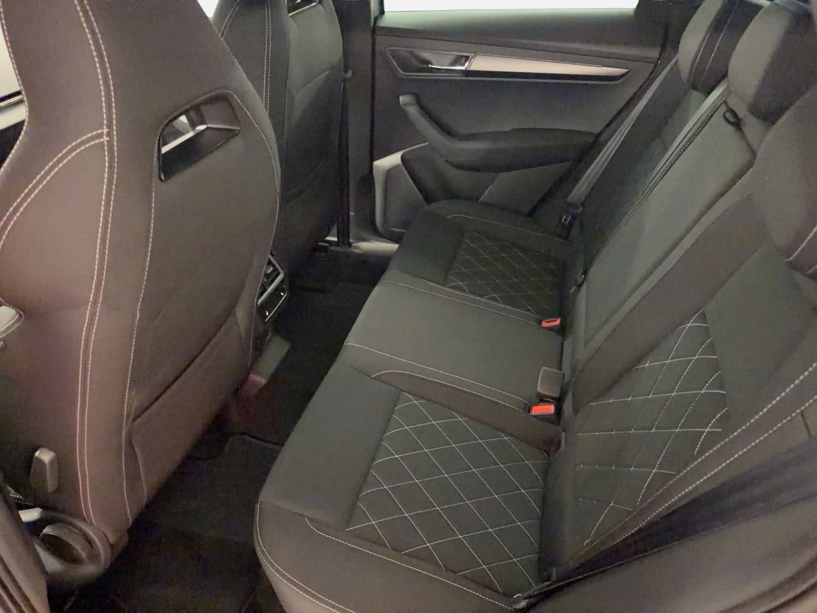 Fahrzeug autohaus mense Fahrzeugabbildung SKODA Karoq 1.5 TSI ACT Sportline Matrix AHK ACC LED - mit KI generiert/bearbeitet