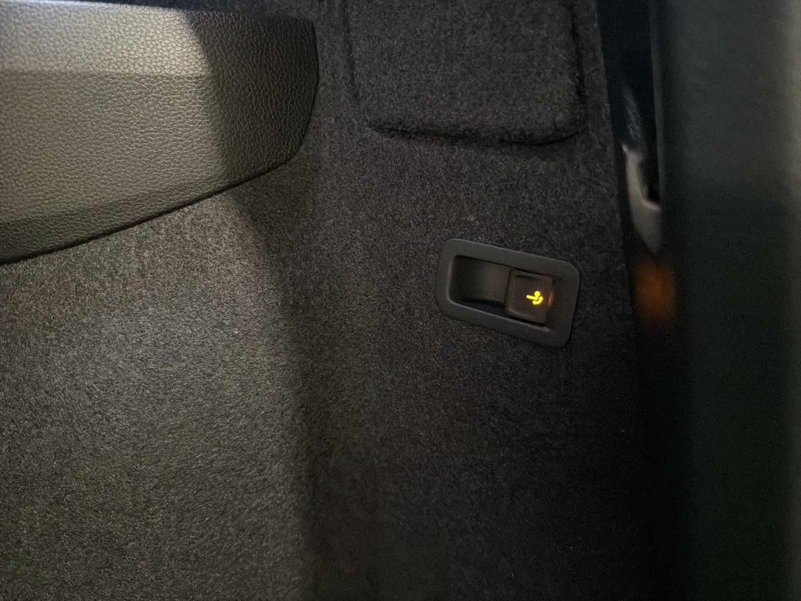 Fahrzeug autohaus mense Fahrzeugabbildung SKODA Karoq 1.5 TSI ACT Sportline Matrix AHK ACC LED - mit KI generiert/bearbeitet
