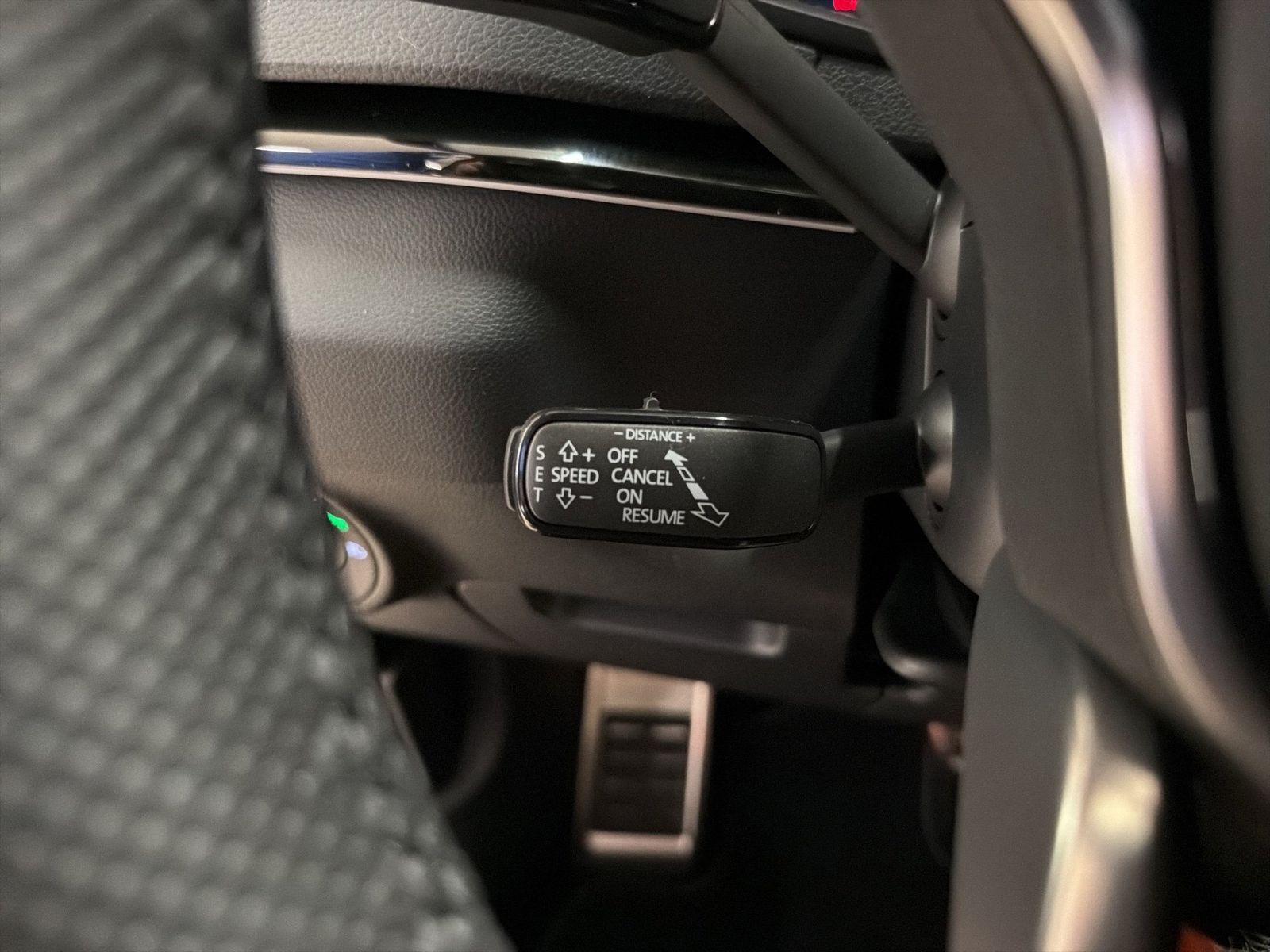 Fahrzeug autohaus mense Fahrzeugabbildung SKODA Karoq 1.5 TSI ACT Sportline Matrix AHK ACC LED - mit KI generiert/bearbeitet