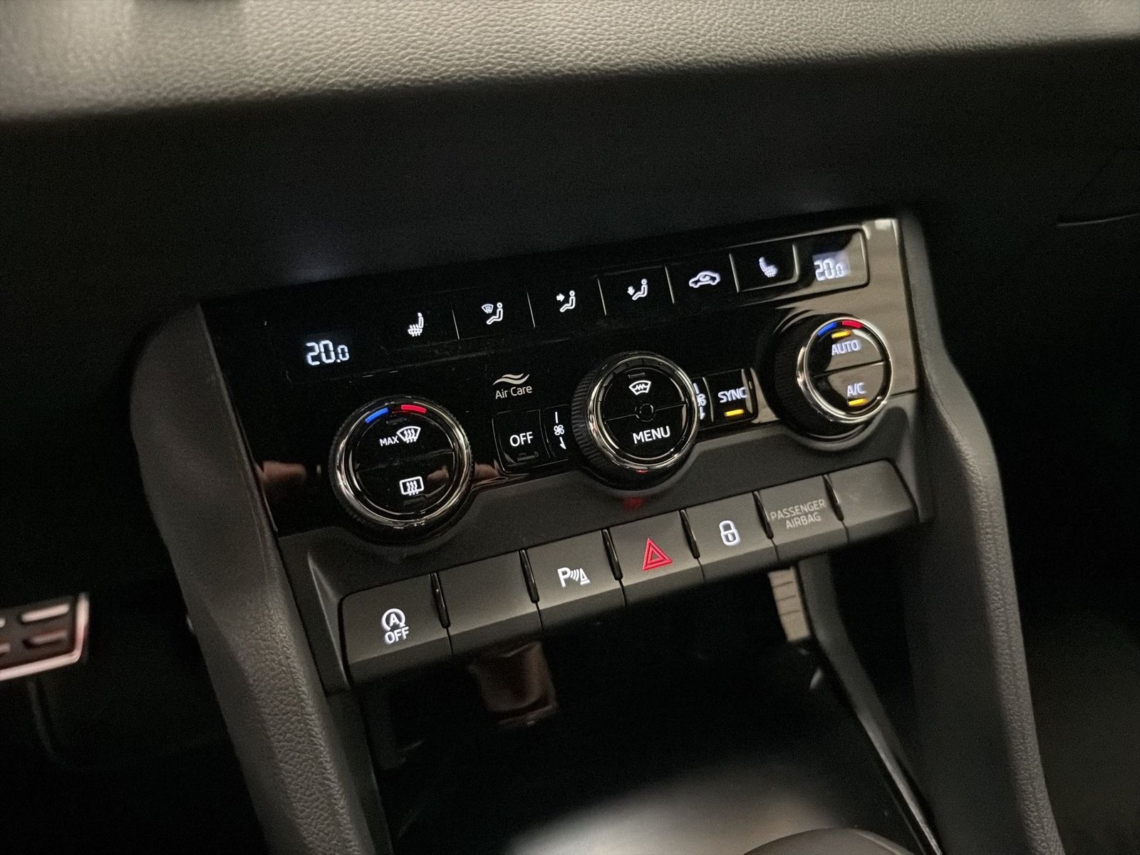 Fahrzeug autohaus mense Fahrzeugabbildung SKODA Karoq 1.5 TSI ACT Sportline Matrix AHK ACC LED - mit KI generiert/bearbeitet