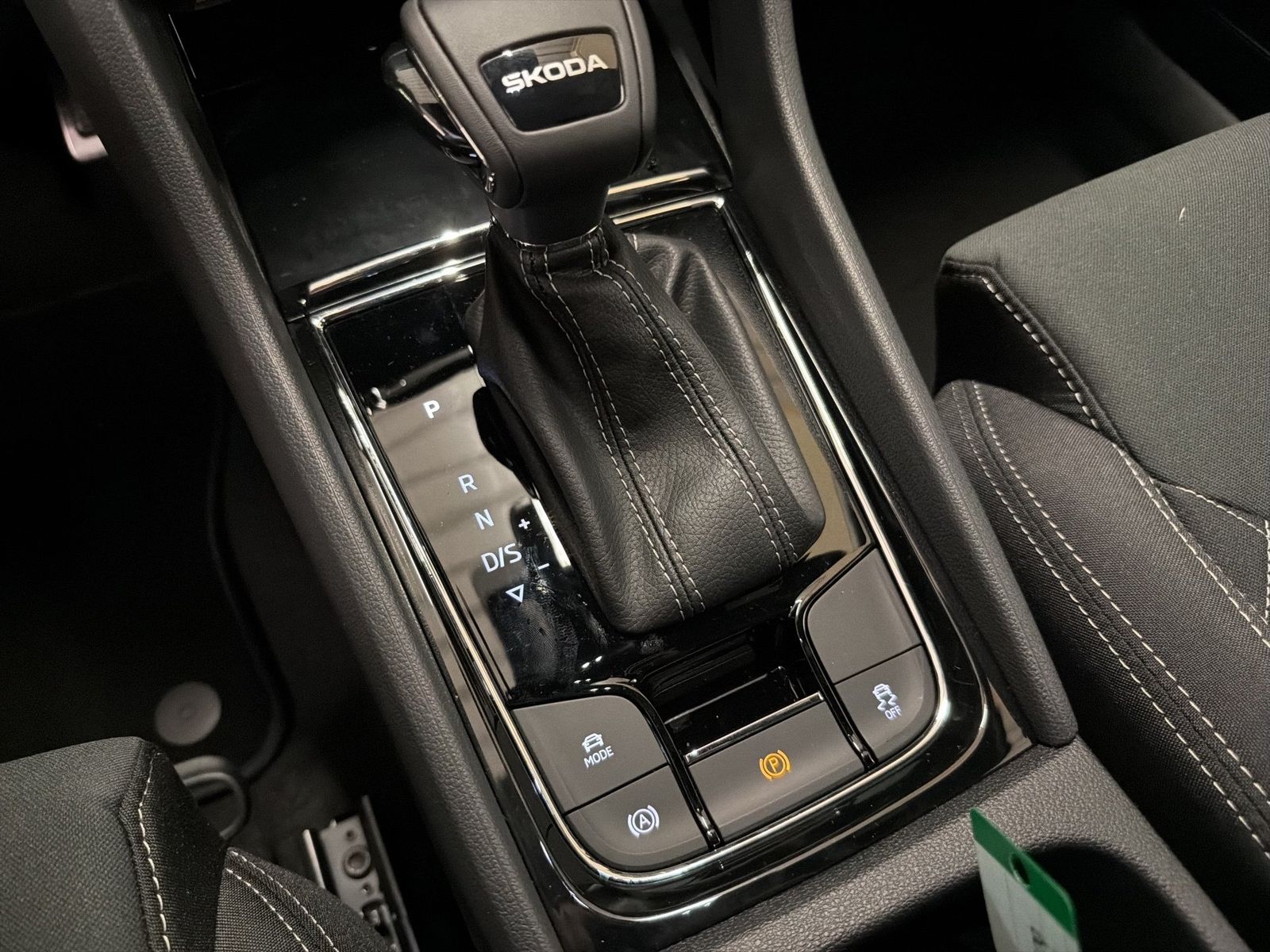Fahrzeug autohaus mense Fahrzeugabbildung SKODA Karoq 1.5 TSI ACT Sportline Matrix AHK ACC LED - mit KI generiert/bearbeitet