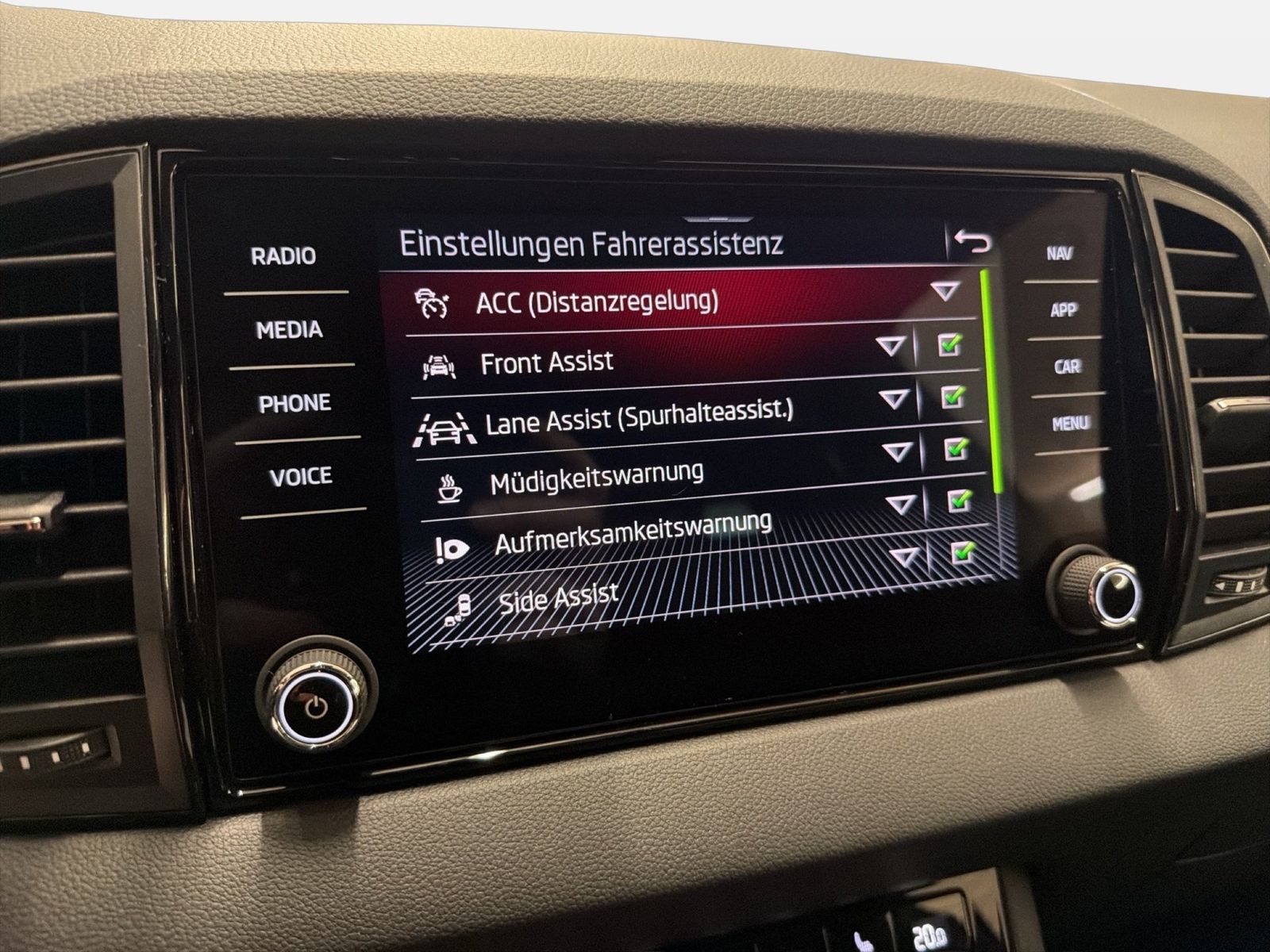 Fahrzeug autohaus mense Fahrzeugabbildung SKODA Karoq 1.5 TSI ACT Sportline Matrix AHK ACC LED - mit KI generiert/bearbeitet