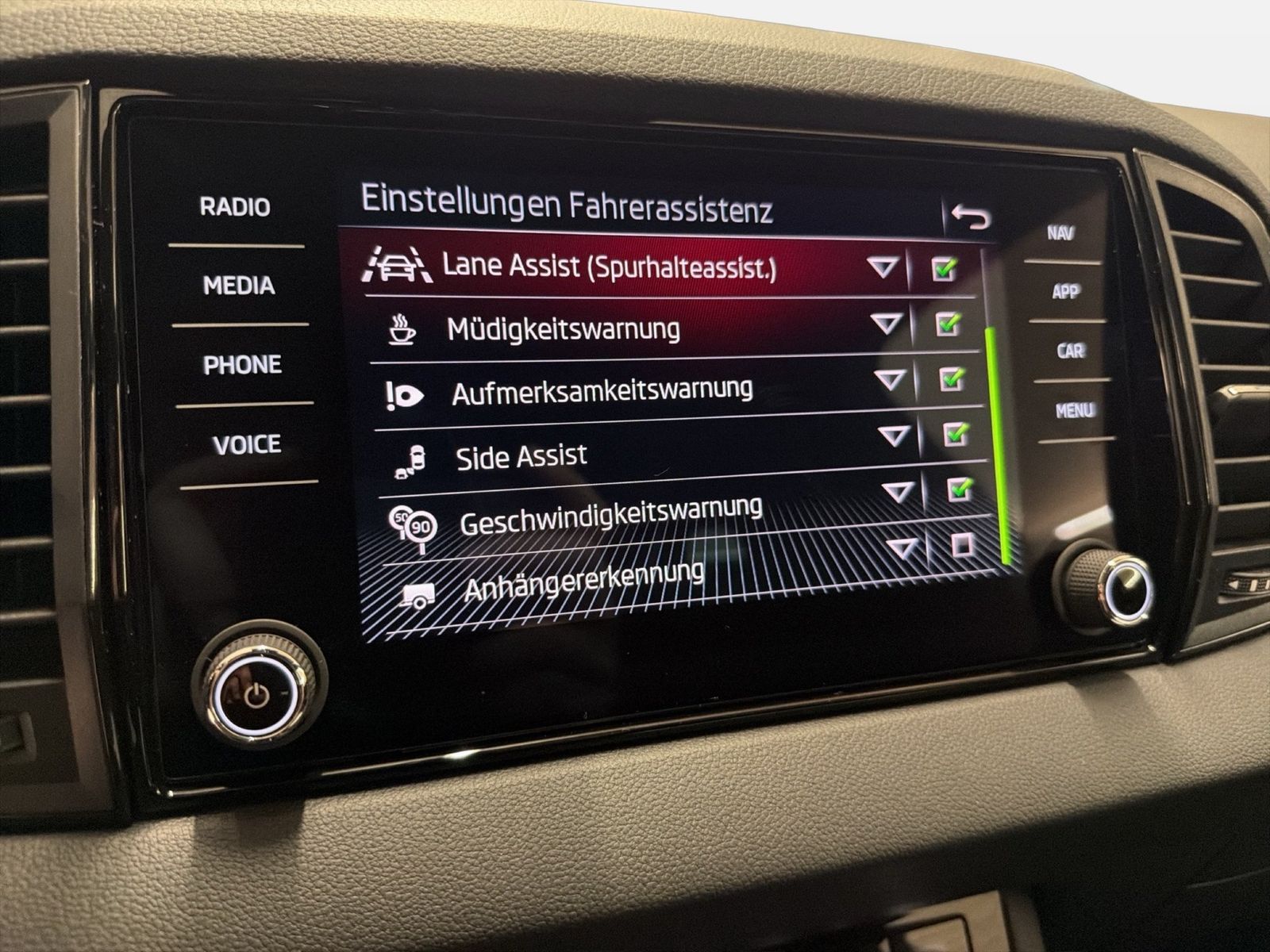 Fahrzeug autohaus mense Fahrzeugabbildung SKODA Karoq 1.5 TSI ACT Sportline Matrix AHK ACC LED - mit KI generiert/bearbeitet