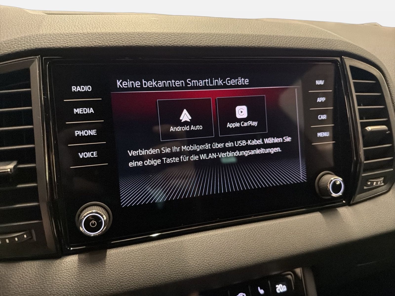 Fahrzeug autohaus mense Fahrzeugabbildung SKODA Karoq 1.5 TSI ACT Sportline Matrix AHK ACC LED - mit KI generiert/bearbeitet