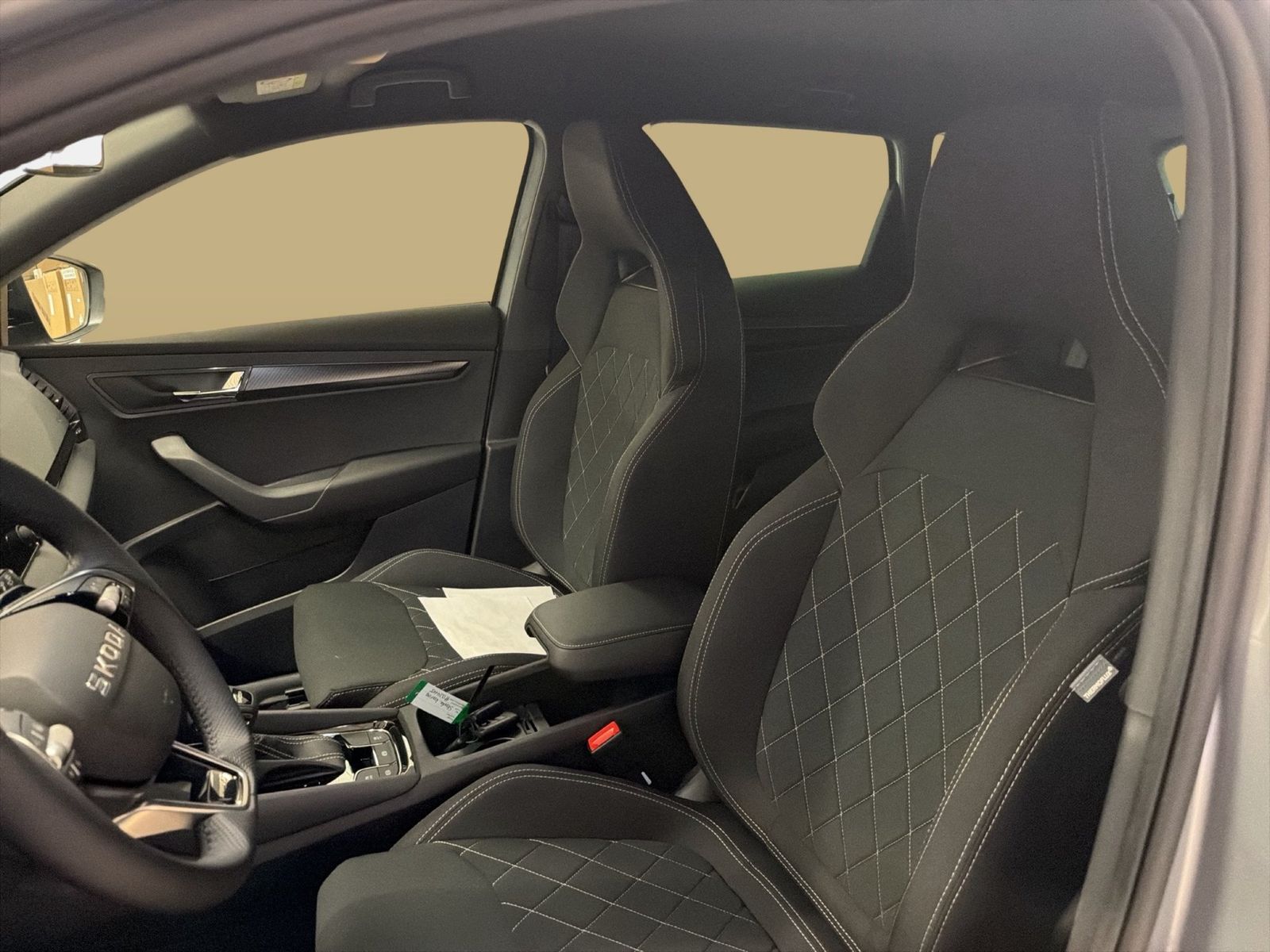 Fahrzeug autohaus mense Fahrzeugabbildung SKODA Karoq 1.5 TSI ACT Sportline Matrix AHK ACC LED - mit KI generiert/bearbeitet