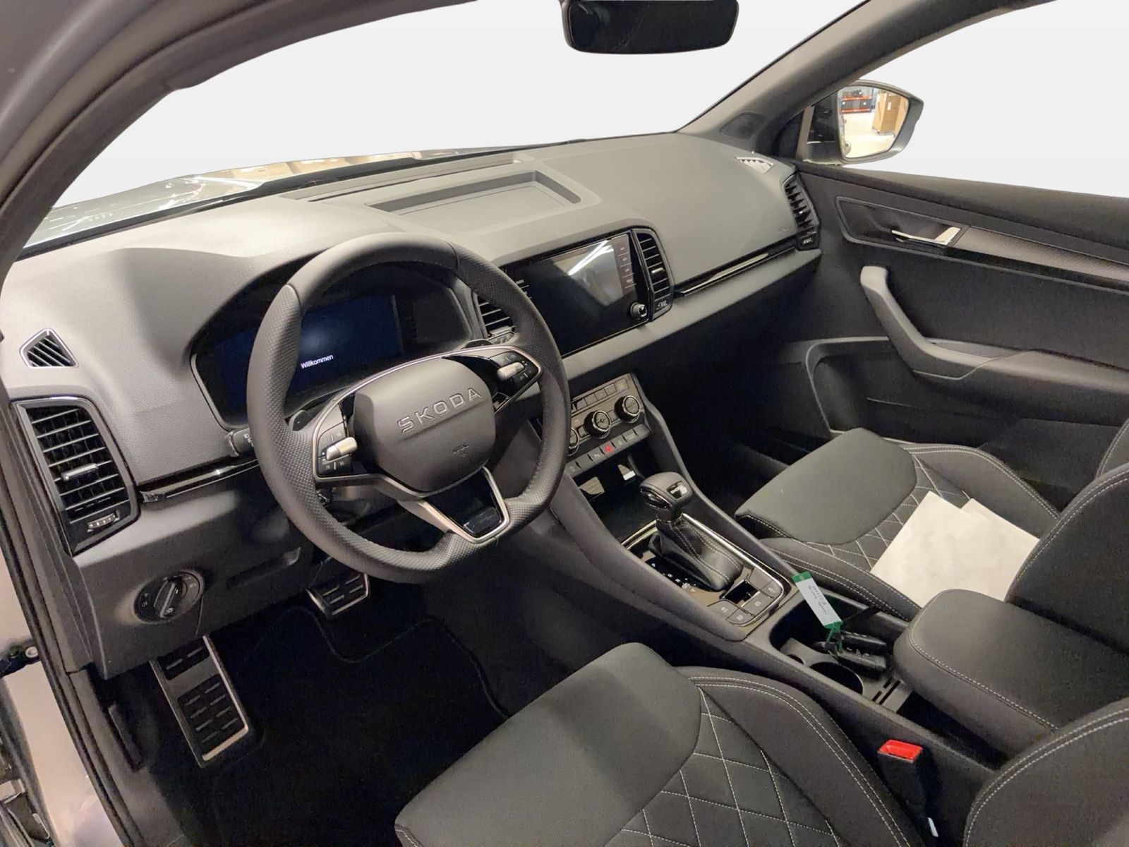 Fahrzeug autohaus mense Fahrzeugabbildung SKODA Karoq 1.5 TSI ACT Sportline Matrix AHK ACC LED - mit KI generiert/bearbeitet