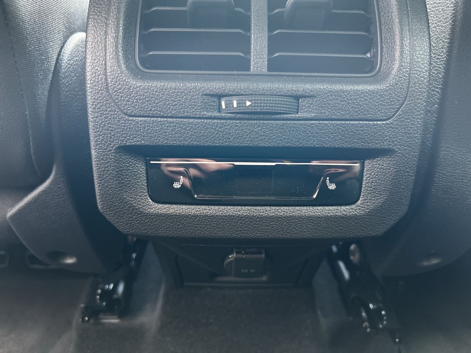 Fahrzeugabbildung Volkswagen Touran 2.0 TDI Highline DSG AHK ACC LM 4xSHZ