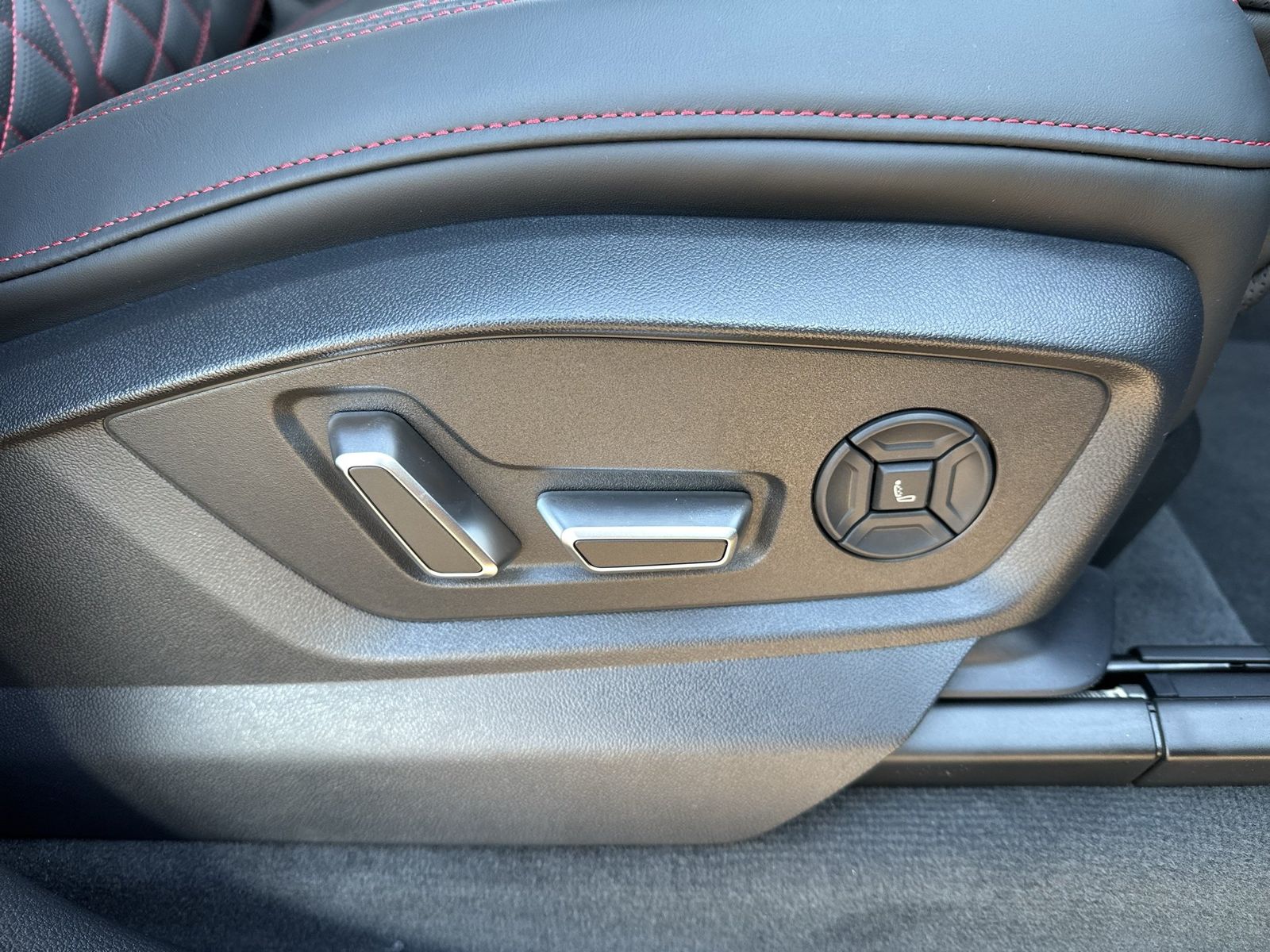 Fahrzeugabbildung Audi Q7 SUV S line 60TFSIe Pano|Sporsitz+|AHK