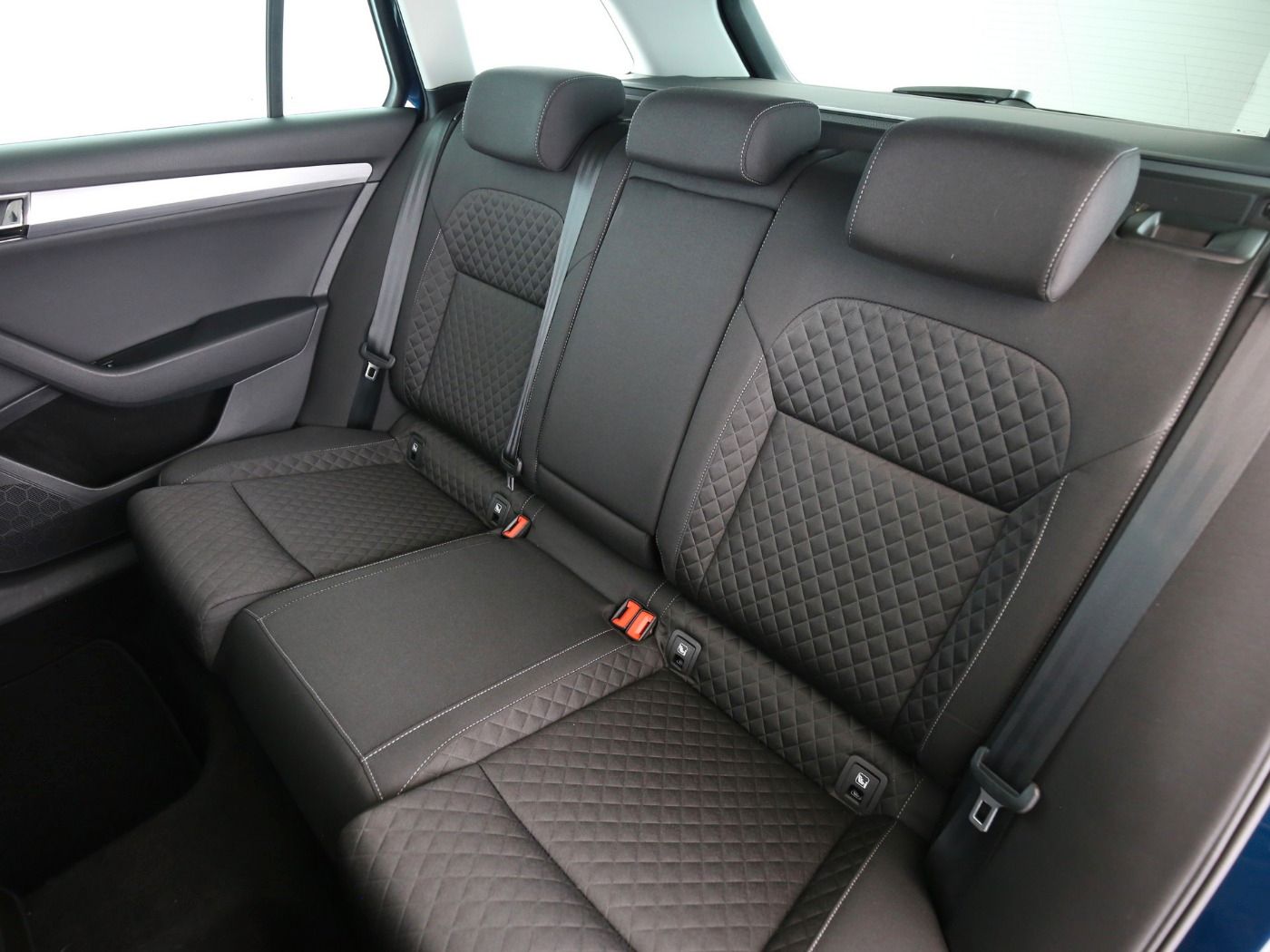 Fahrzeug autohaus mense Fahrzeugabbildung SKODA Superb Combi 2.0 TDI Ambition AHK|Pano|SD|ACC|LM