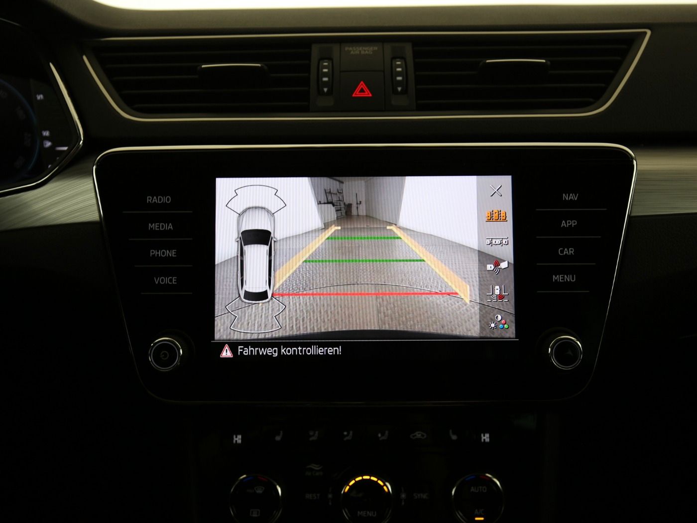 Fahrzeug autohaus mense Fahrzeugabbildung SKODA Superb Combi 2.0 TDI Ambition AHK|Pano|SD|ACC|LM